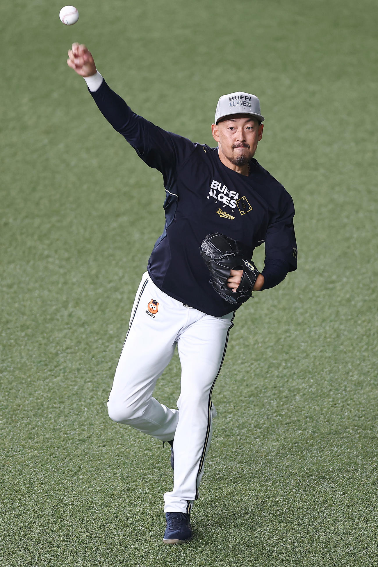 キャッチボールで調整するオリックス平野（撮影・前田充）