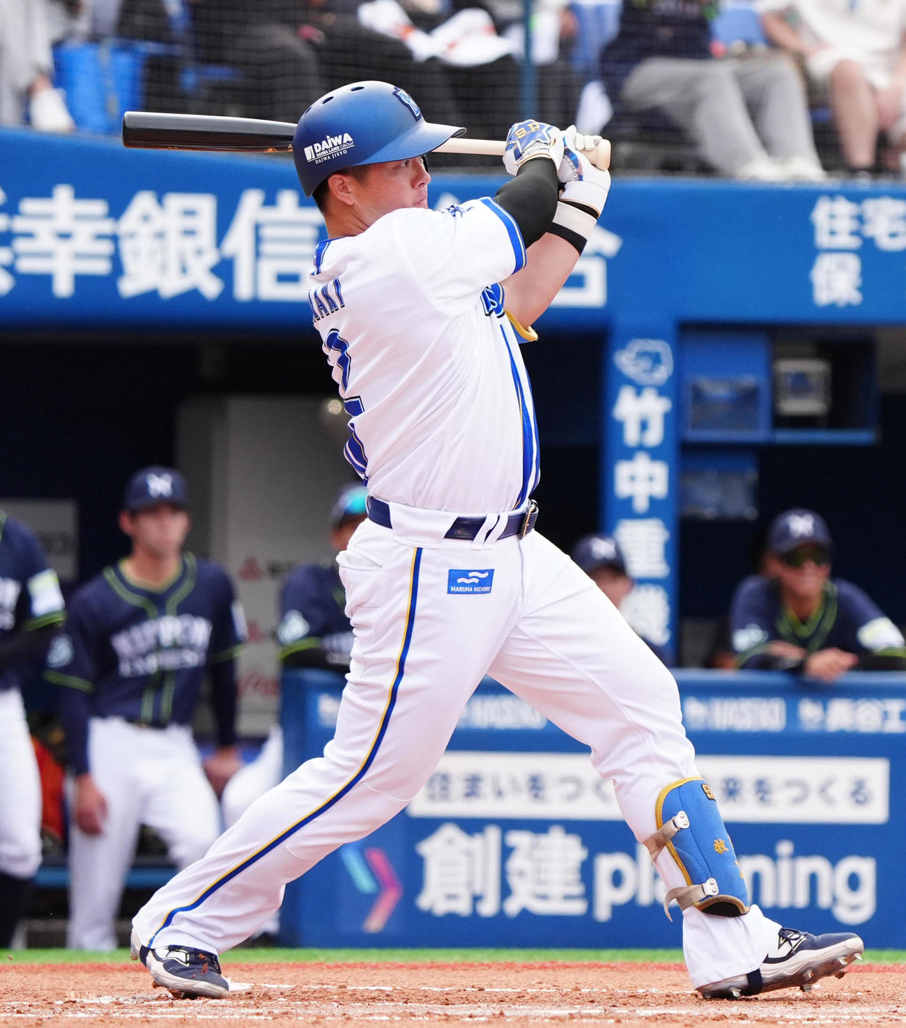 DeNA対日本通運　1回裏DeNA2死一塁、投手強襲の内野安打を放つ牧（撮影・清水貴仁）