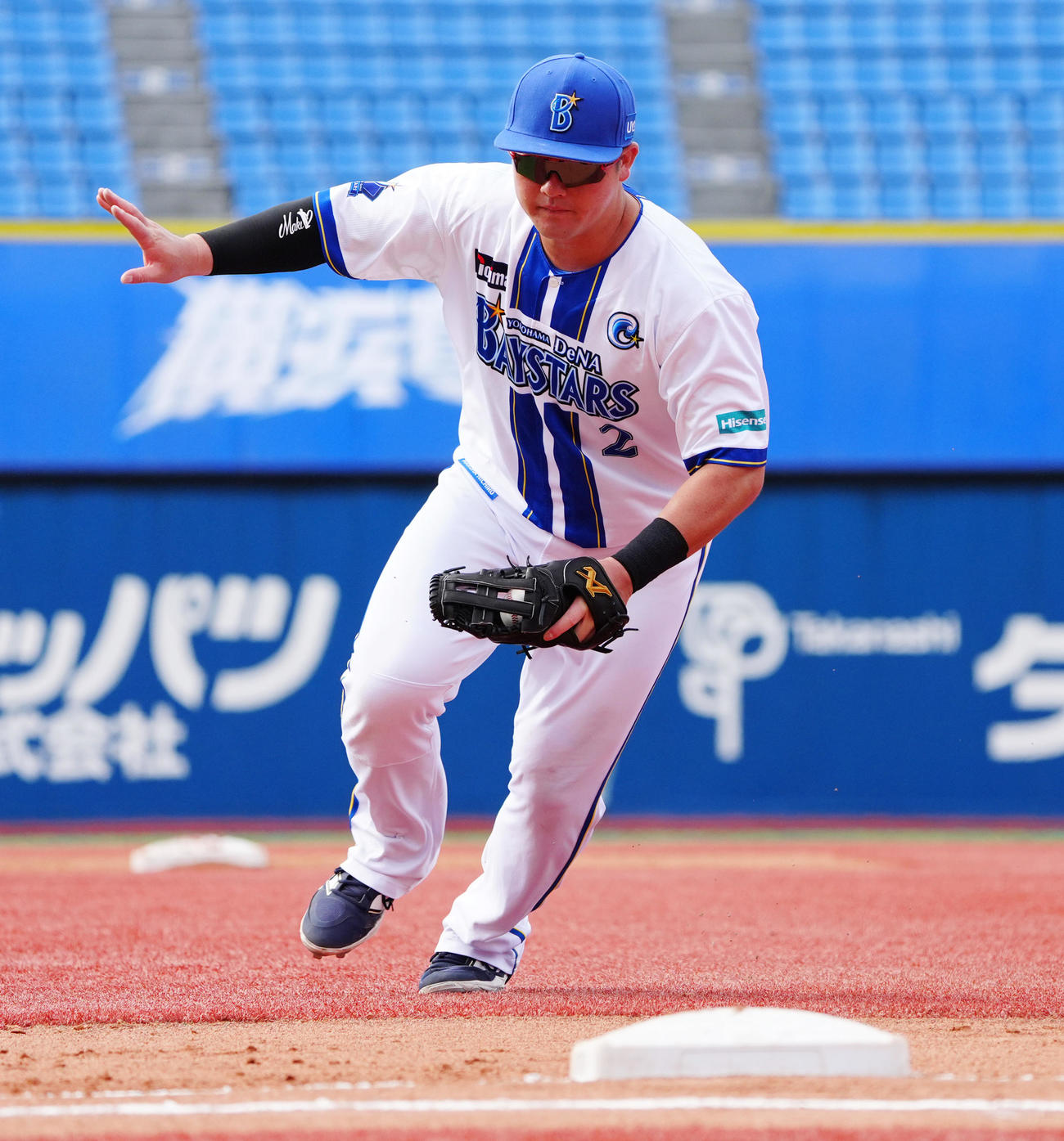 DeNA対日本通運　1回表日本通運2死二塁、ゴロを処理する一塁手牧（撮影・清水貴仁）