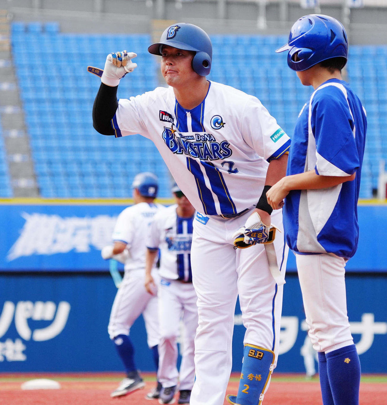 DeNA対日本通運　1回裏DeNA2死一塁、投手強襲の内野安打を放ち塁上でポーズを決める牧（撮影・清水貴仁）