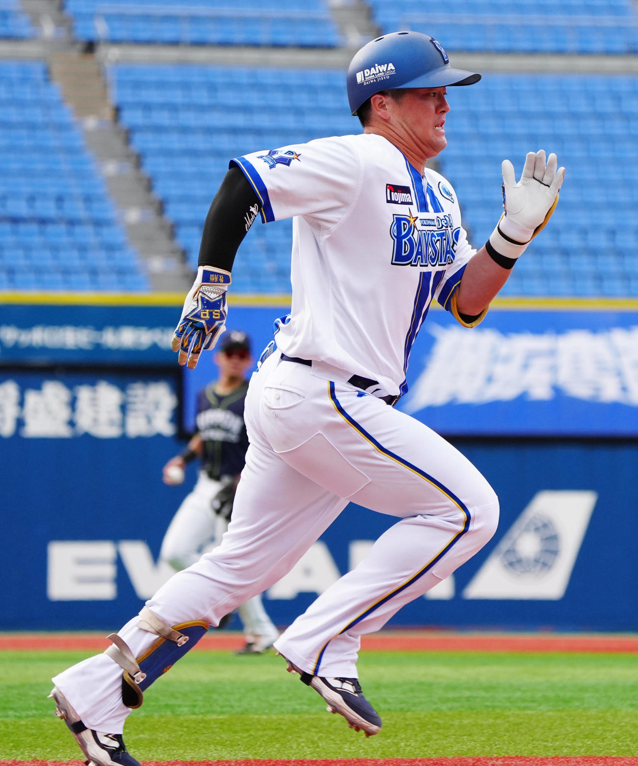 DeNA対日本通運　1回裏DeNA2死一塁、投手強襲の内野安打を放つ牧（撮影・清水貴仁）