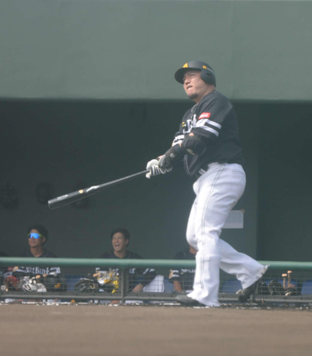 ソフトバンク対楽天　1回無死一塁から大飛球の左飛を放つソフトバンク山川（撮影・佐藤究）
