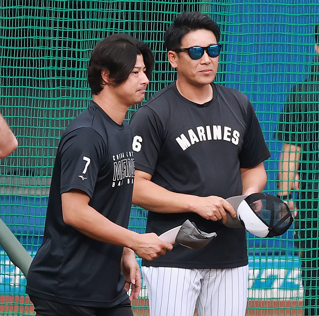 サブロー新監督（右）にあいさつするロッテ藤岡（撮影・野上伸悟）