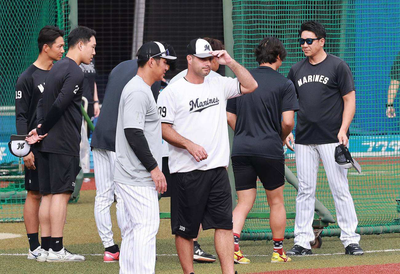 就任後の初練習で、選手からあいさつを受けるロッテのサブロー新監督（右端）（撮影・野上伸悟）