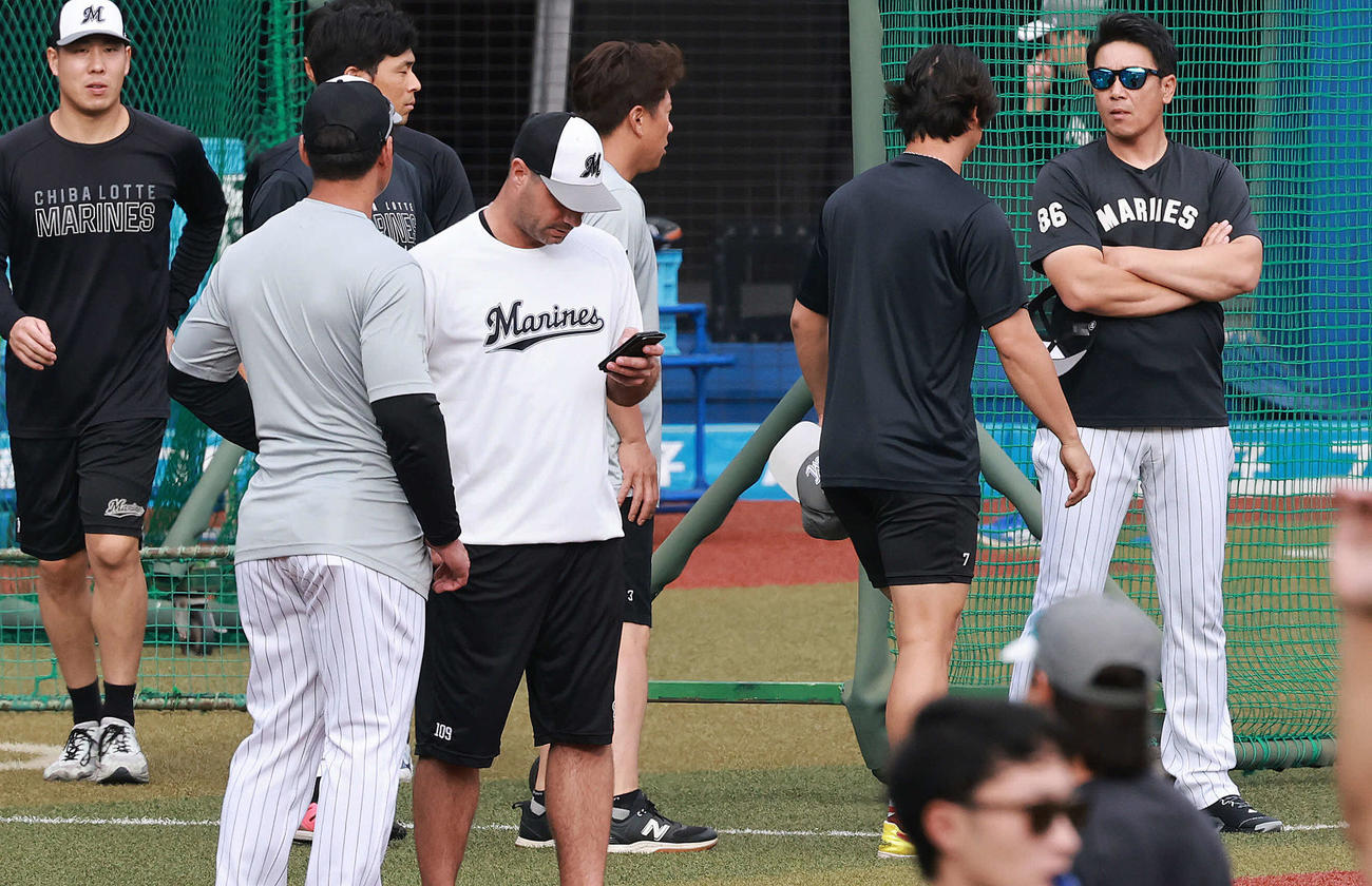 就任後初の練習で、手前右から藤岡、角中らからあいさつを受けるロッテのサブロー新監督（撮影・野上伸悟）