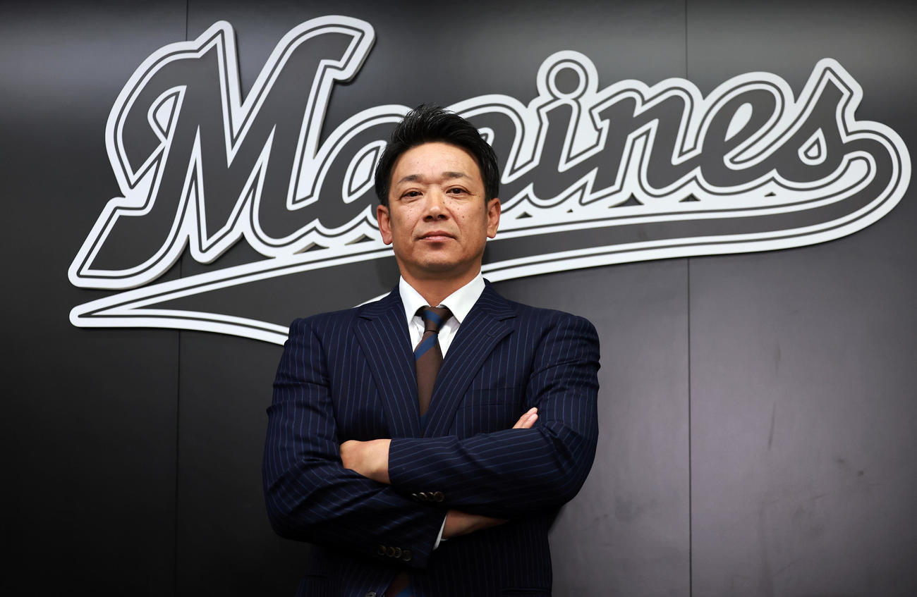就任会見を行ったロッテのサブロー新監督は、「厳しい表情で」の注文に応える（撮影・野上伸悟）