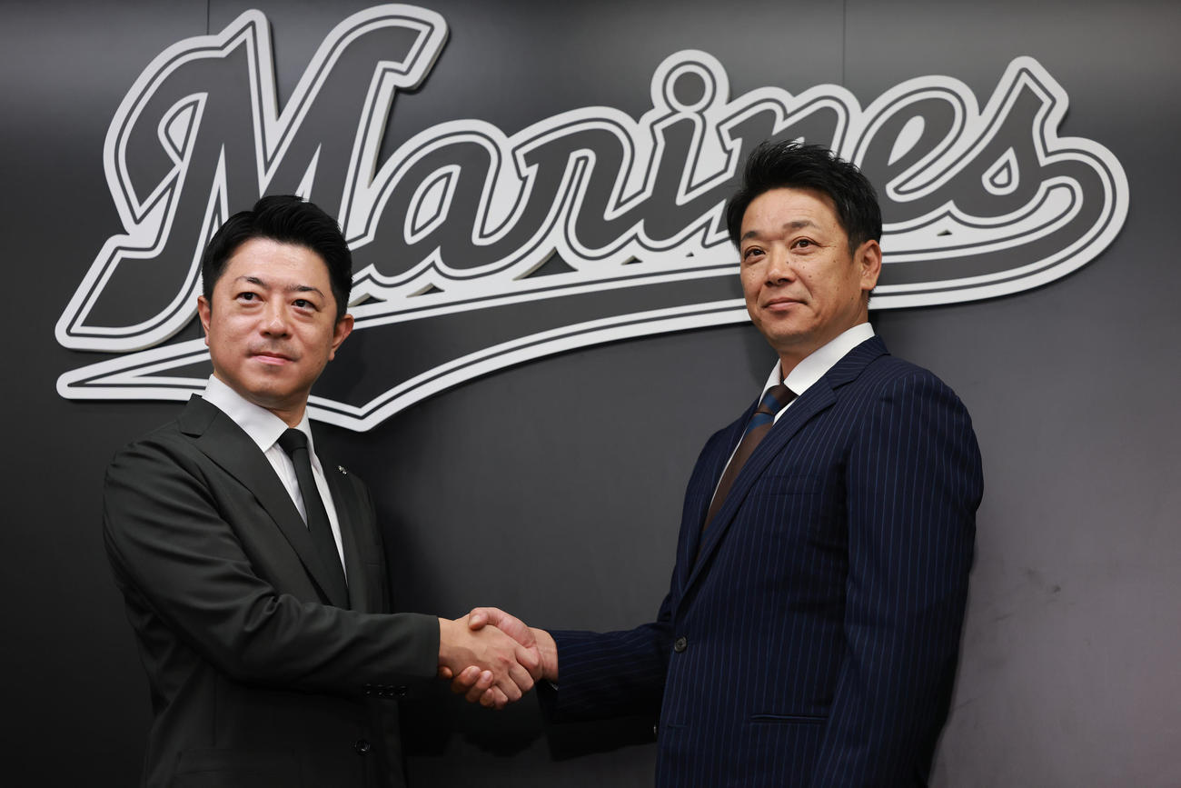 就任会見で高坂社長（左）と握手するロッテのサブロー新監督（撮影・野上伸悟）