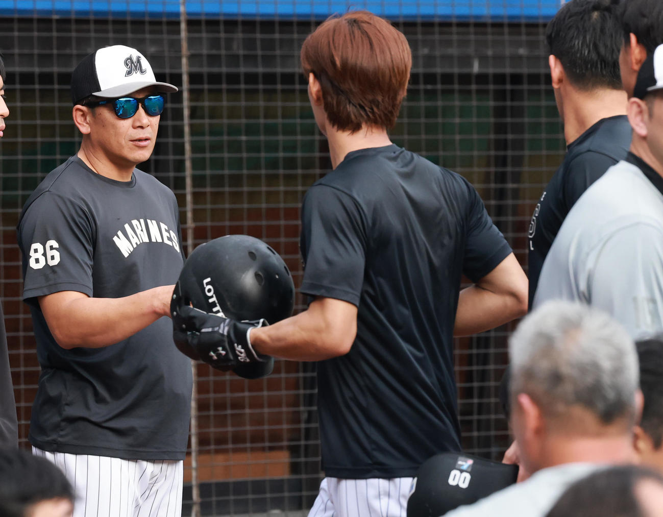 就任後初の練習で、選手に声をかけるロッテのサブロー新監督（撮影・野上伸悟）
