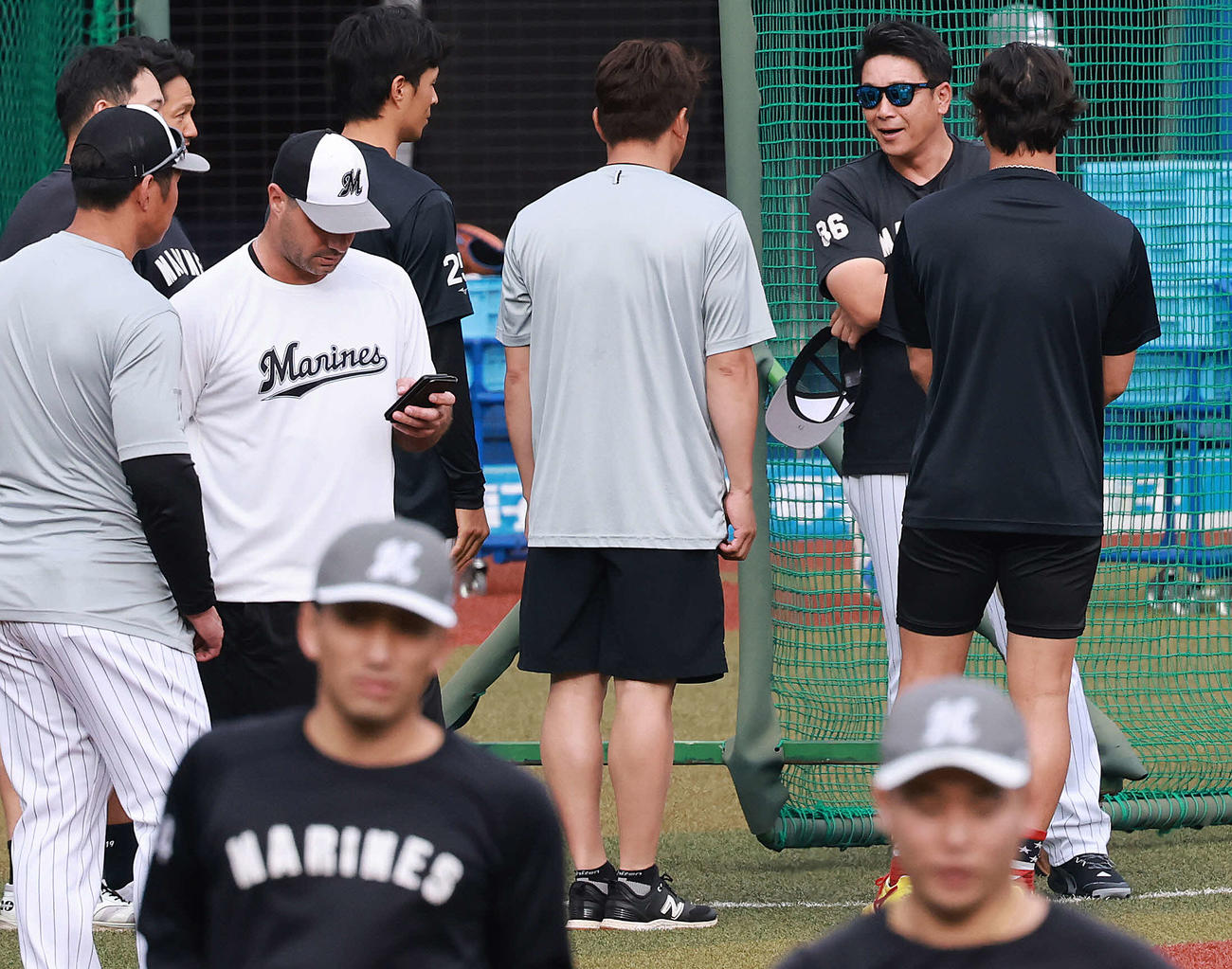 就任後初の練習で、手前右から藤岡、角中、岡らからあいさつを受けるロッテのサブロー新監督（撮影・野上伸悟）
