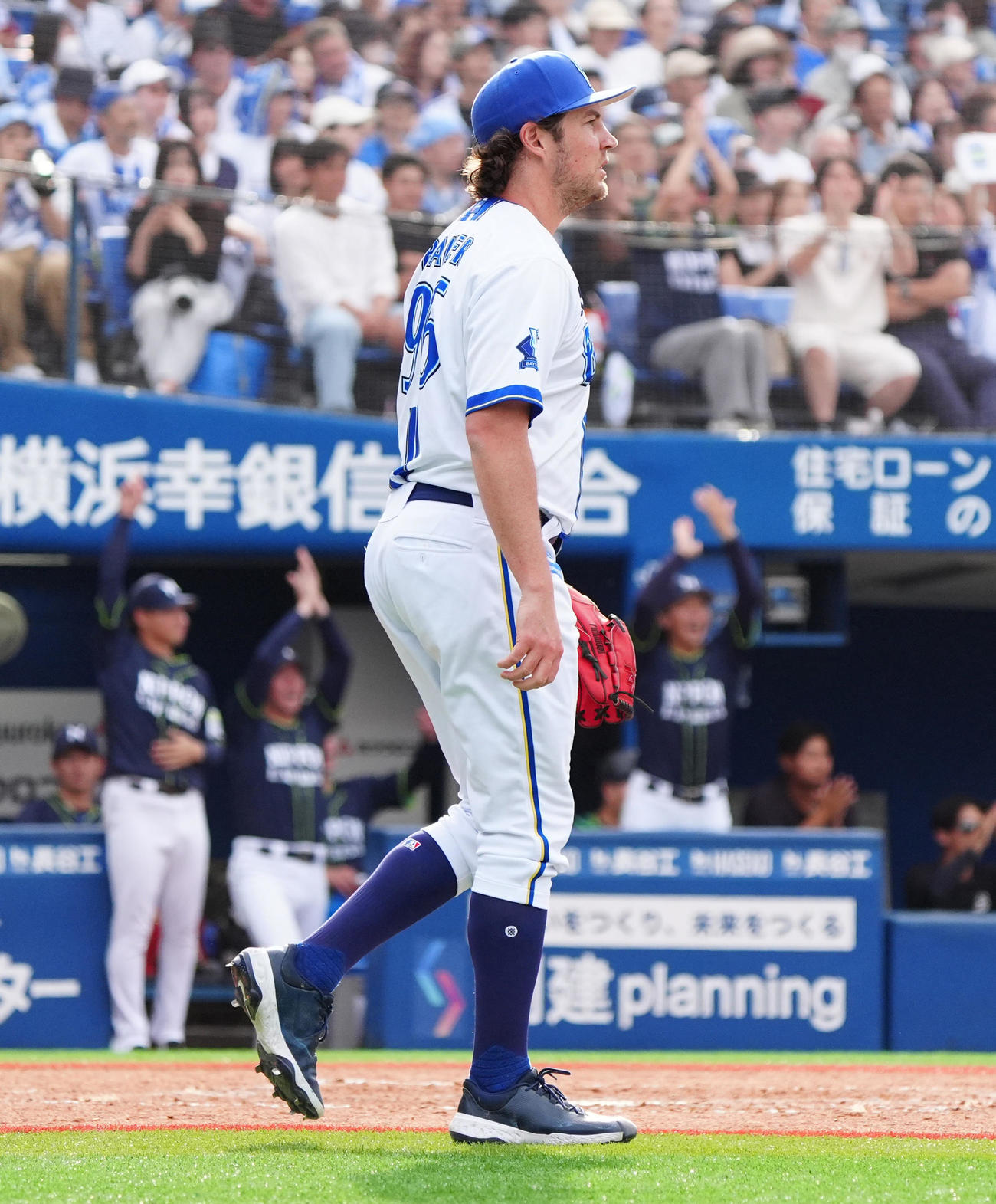 DeNA対日本通運　4回から登板もこの回だけで5失点と打ち込まれたDeNAバウアー（撮影・清水貴仁）