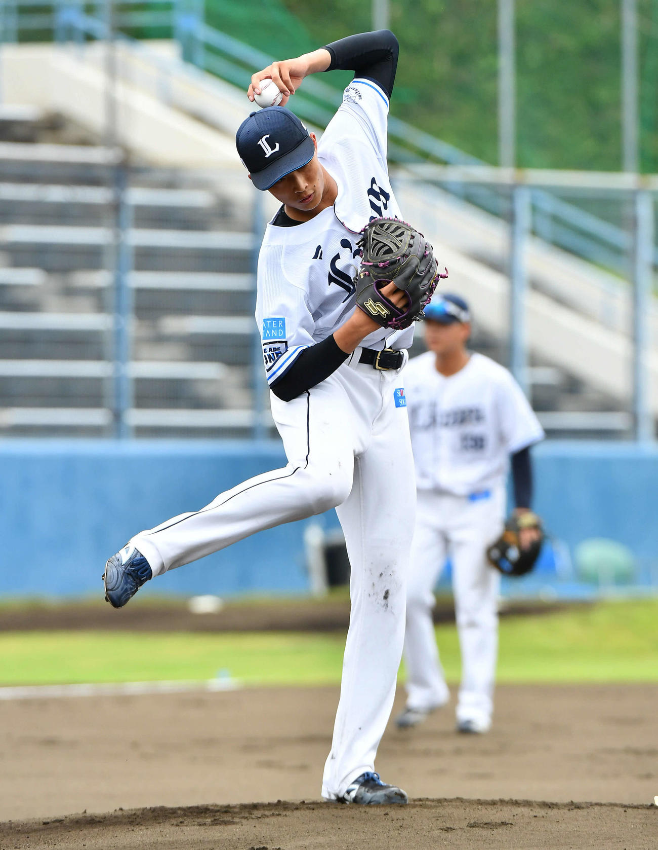 西武対阪神　西武冨士の投球前のルーティン（撮影・岩下翔太）