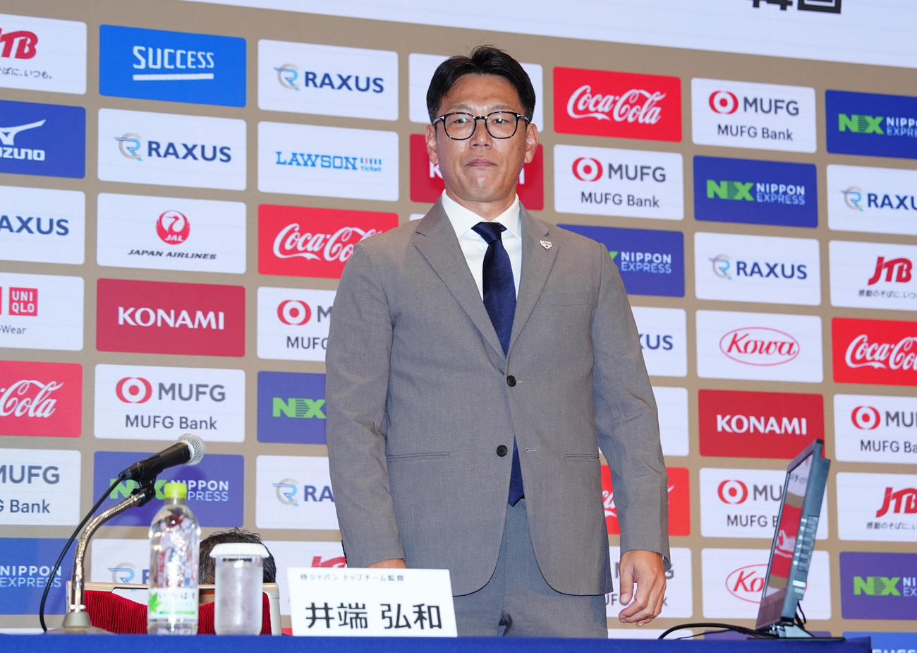 日韓戦のメンバー発表会見に臨む侍ジャパン井端監督（撮影・江口和貴）