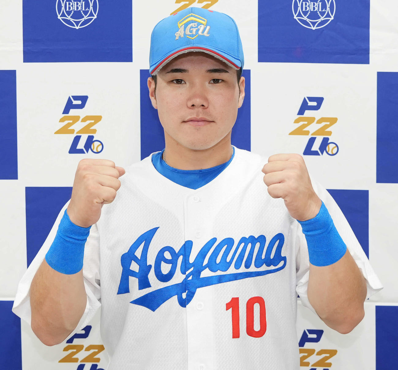 駒大対青学大　駒大に勝利し、会見でガッツポーズをする青学大・小田（撮影・小島史椰）