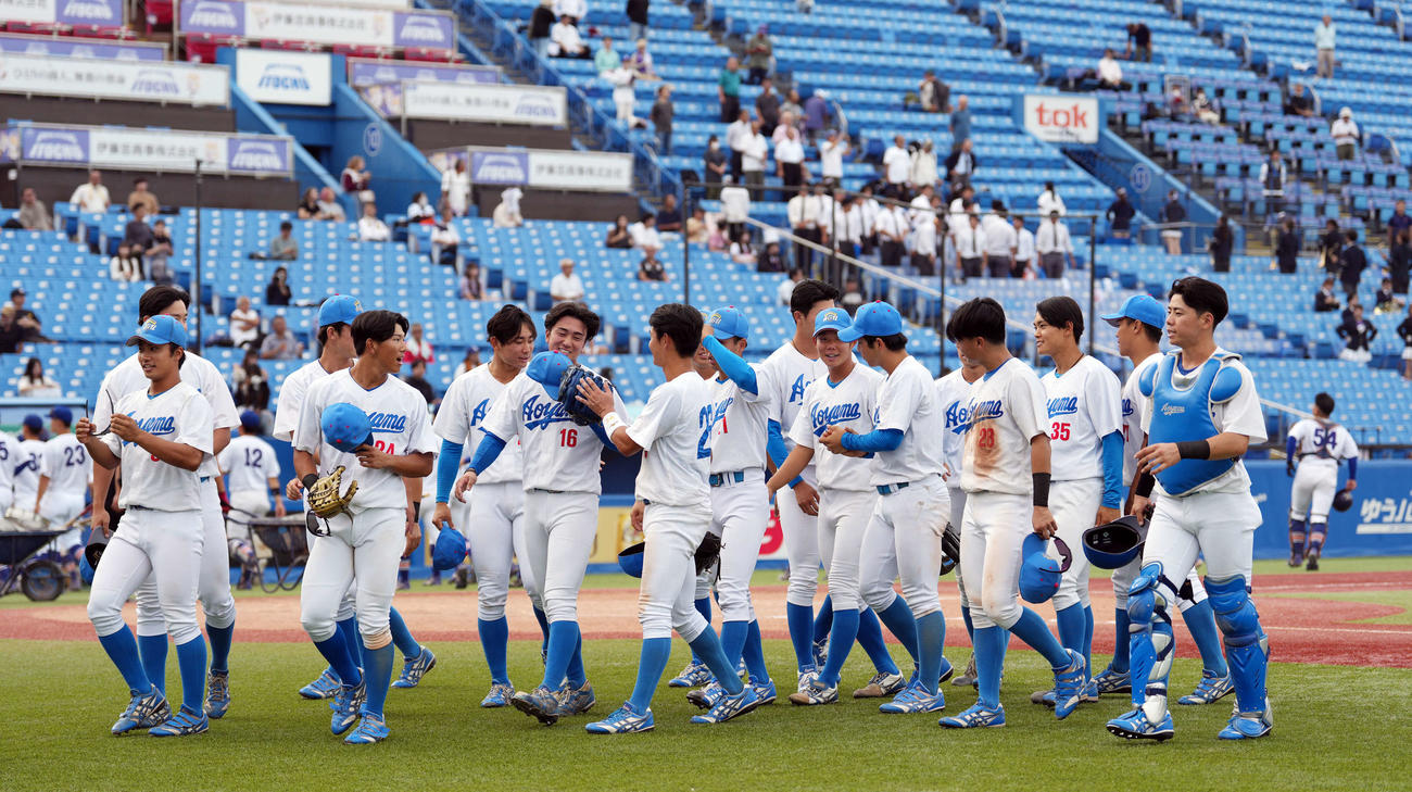 駒大対青学大　駒大に勝利し、笑顔を見せる青学大の選手たち（撮影・小島史椰）