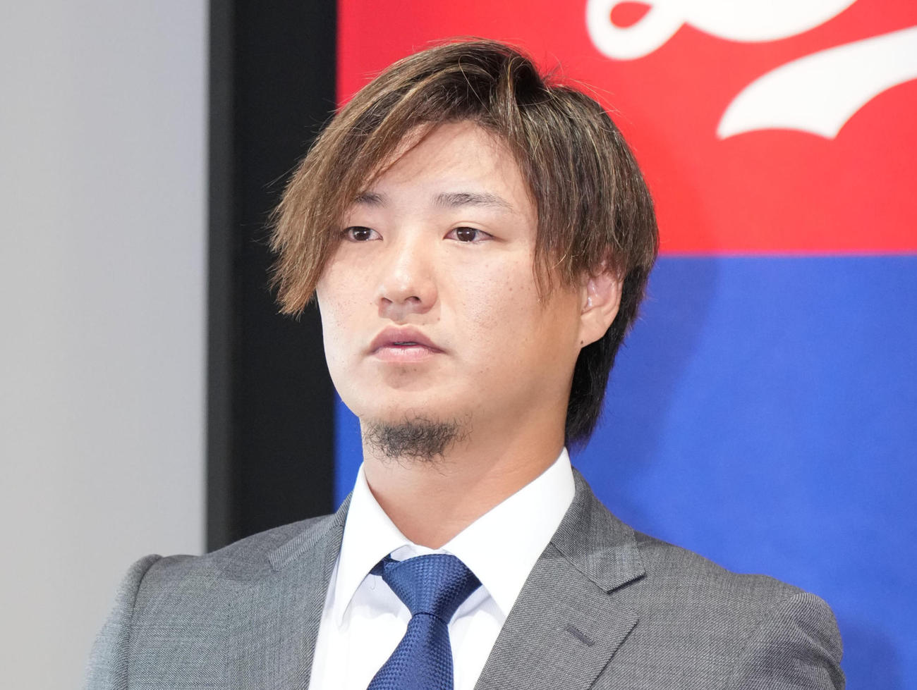 球団事務所を訪れ取材に応じる佐藤（撮影・森本幸一）