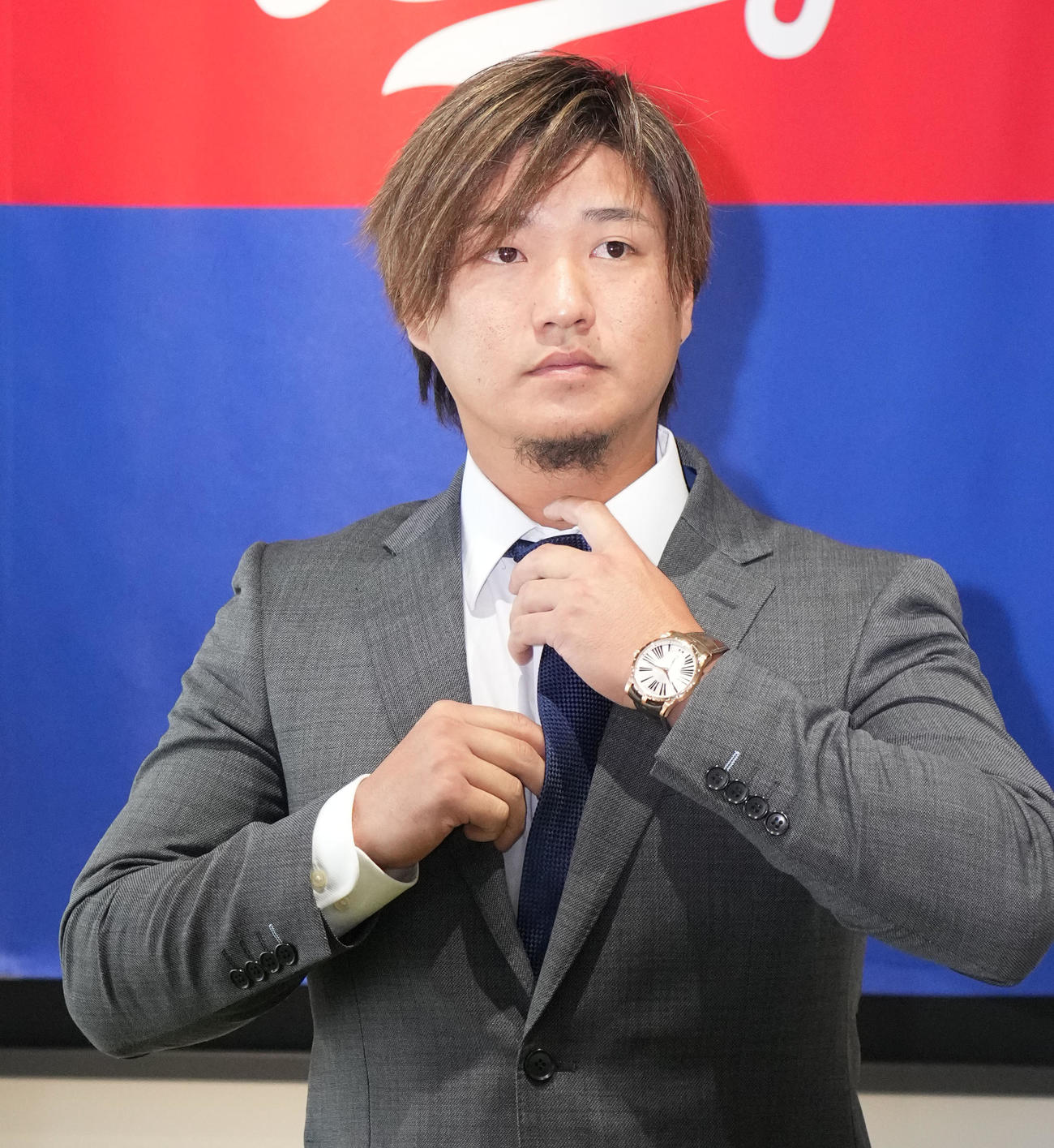 球団事務所を訪れ取材に応じる佐藤（撮影・森本幸一）