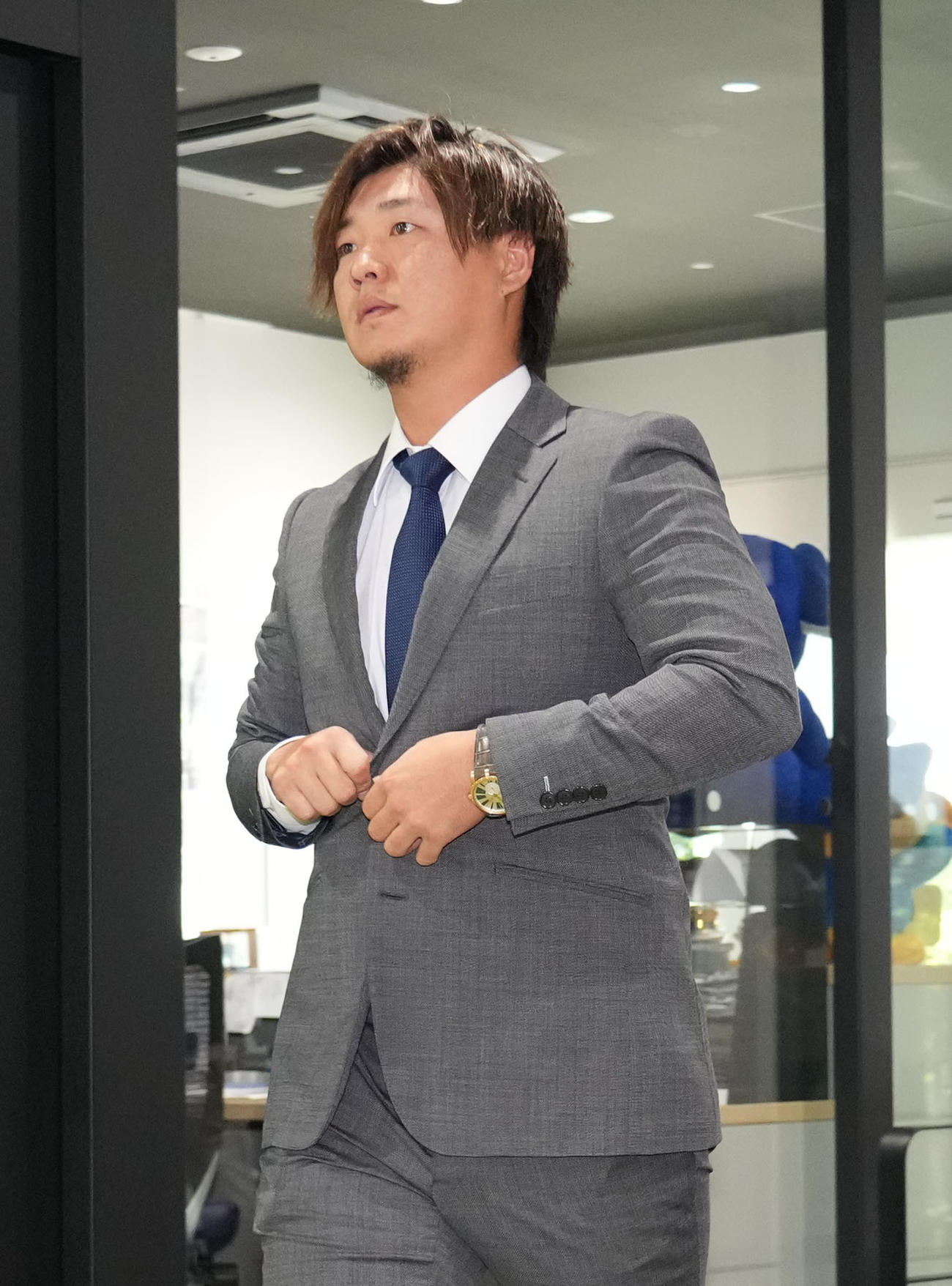 球団事務所を訪れる佐藤（撮影・森本幸一）