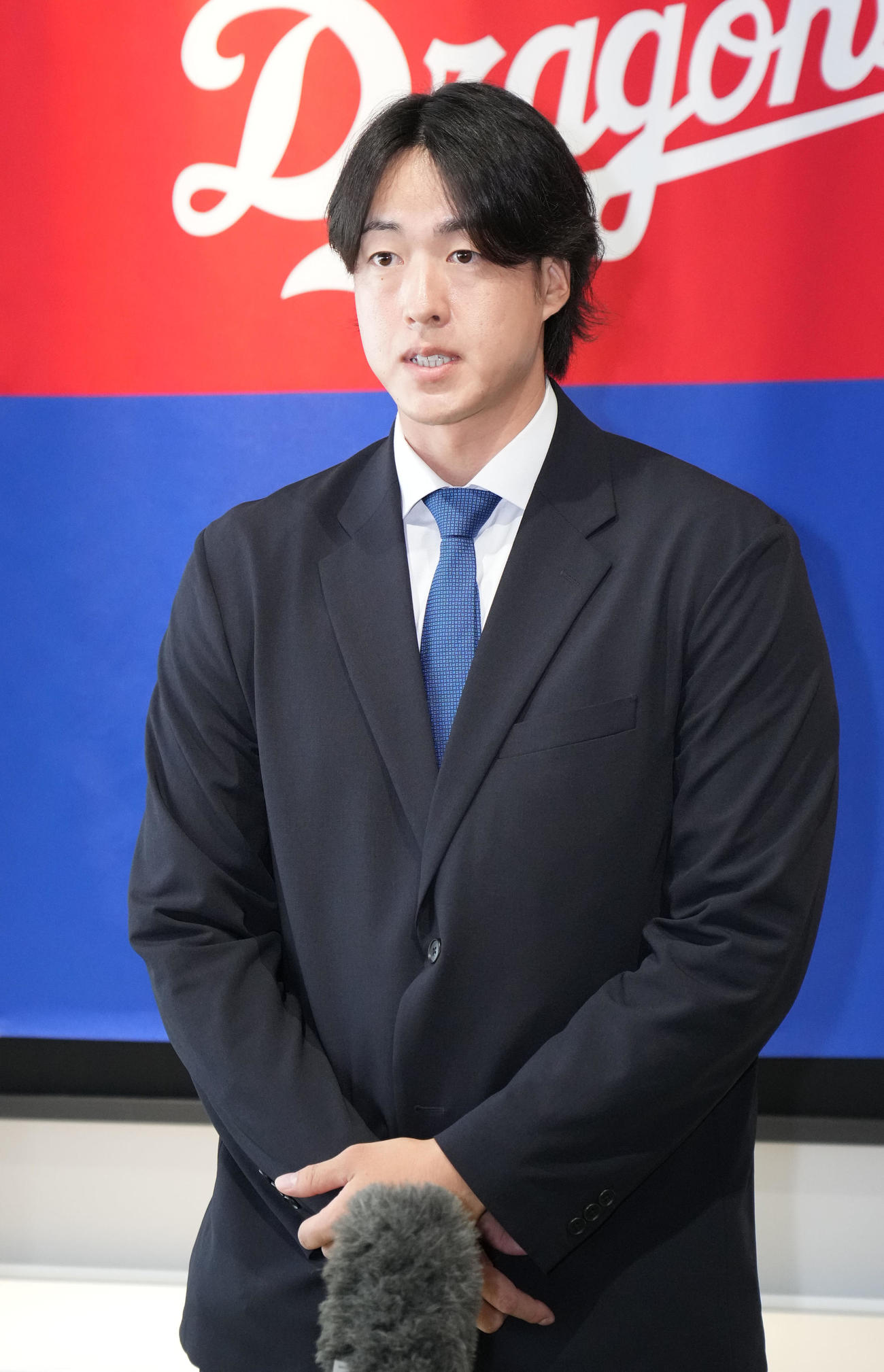球団事務所を訪れ取材に応じる梅津（撮影・森本幸一）