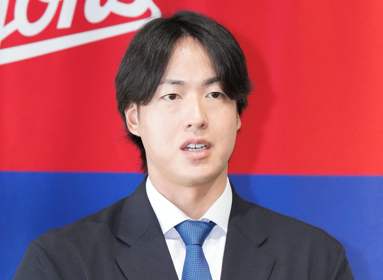 球団事務所を訪れ取材に応じる梅津（撮影・森本幸一）