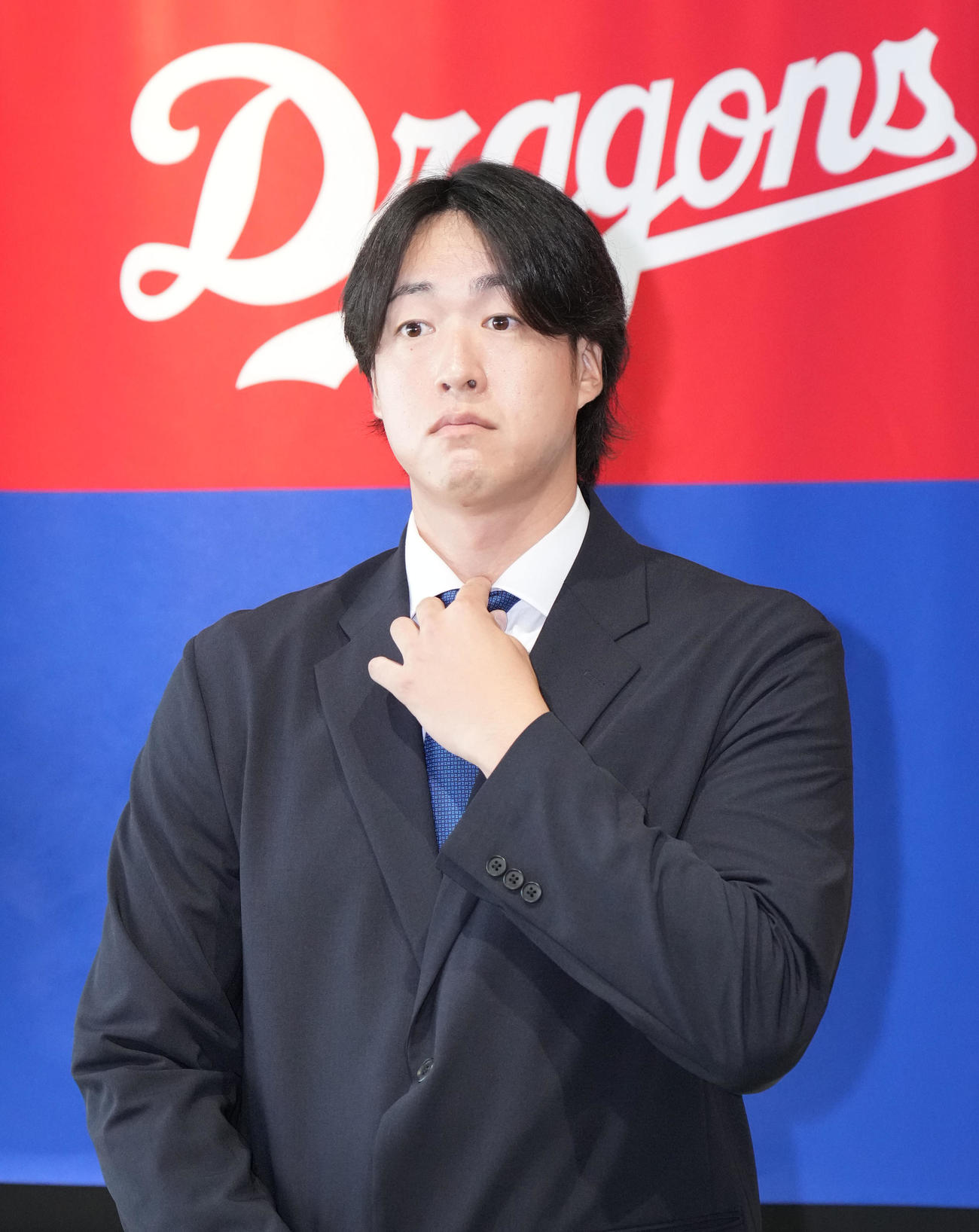 球団事務所を訪れ取材に応じる梅津（撮影・森本幸一）