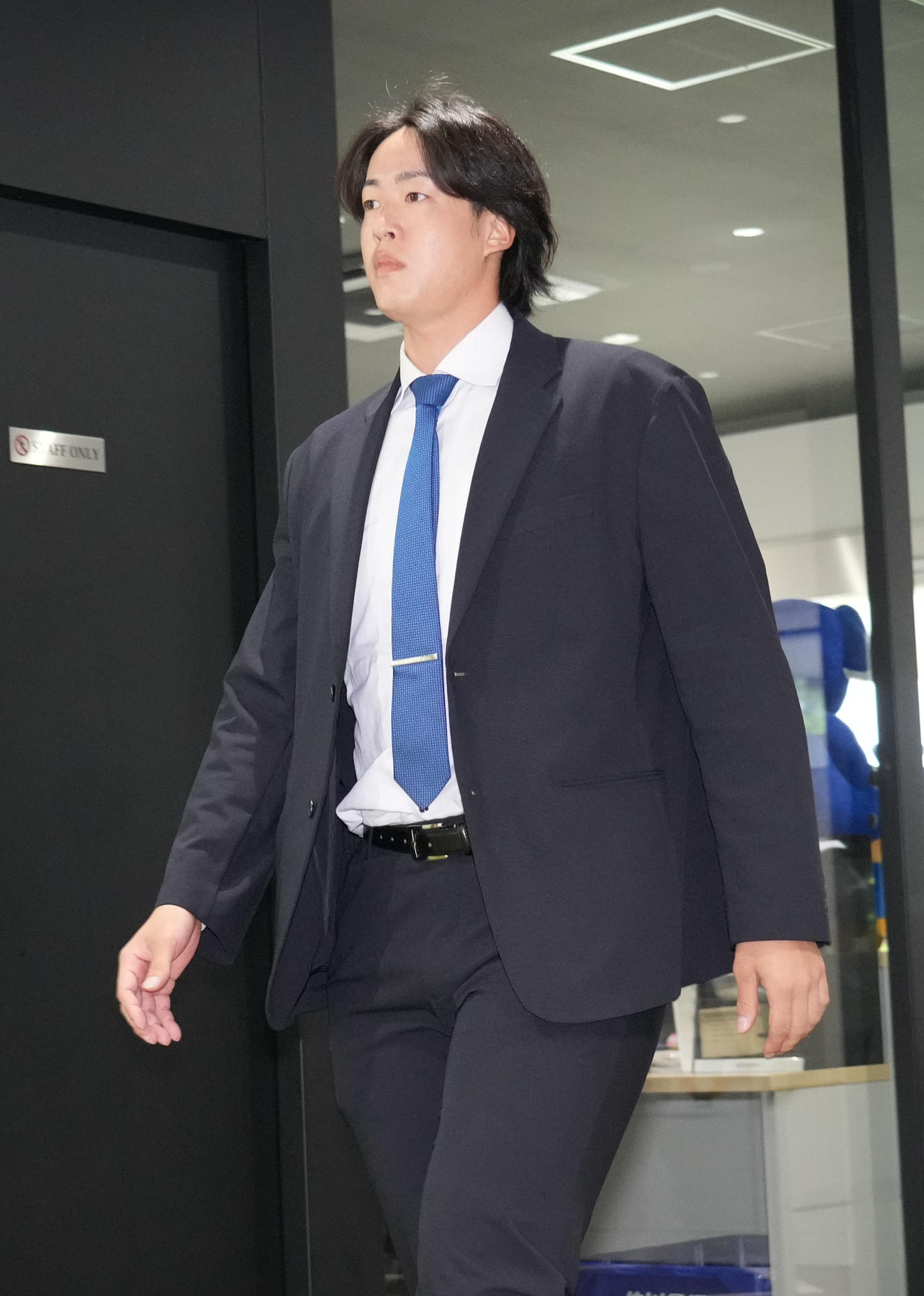 球団事務所を訪れる梅津（撮影・森本幸一）