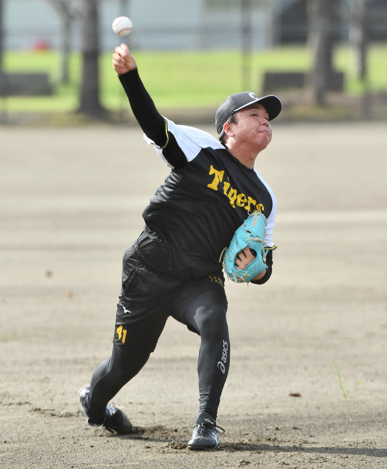 阪神対くふうハヤテ　試合前、キャッチボールを行う阪神村上（撮影・岩下翔太）