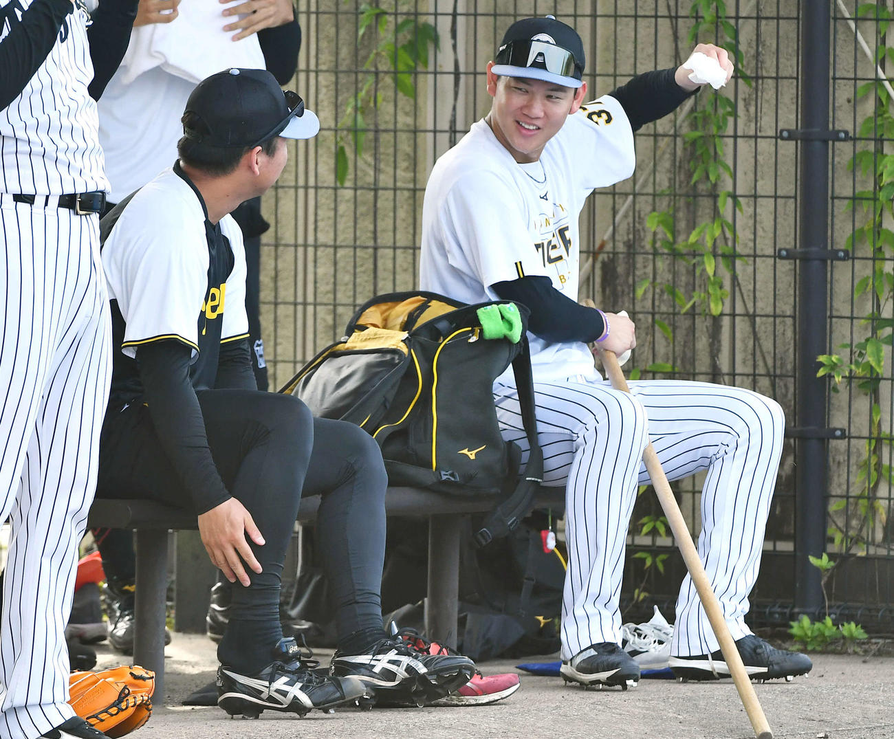 阪神対くふうハヤテ　試合前、村上（左）と談笑する阪神及川（撮影・岩下翔太）