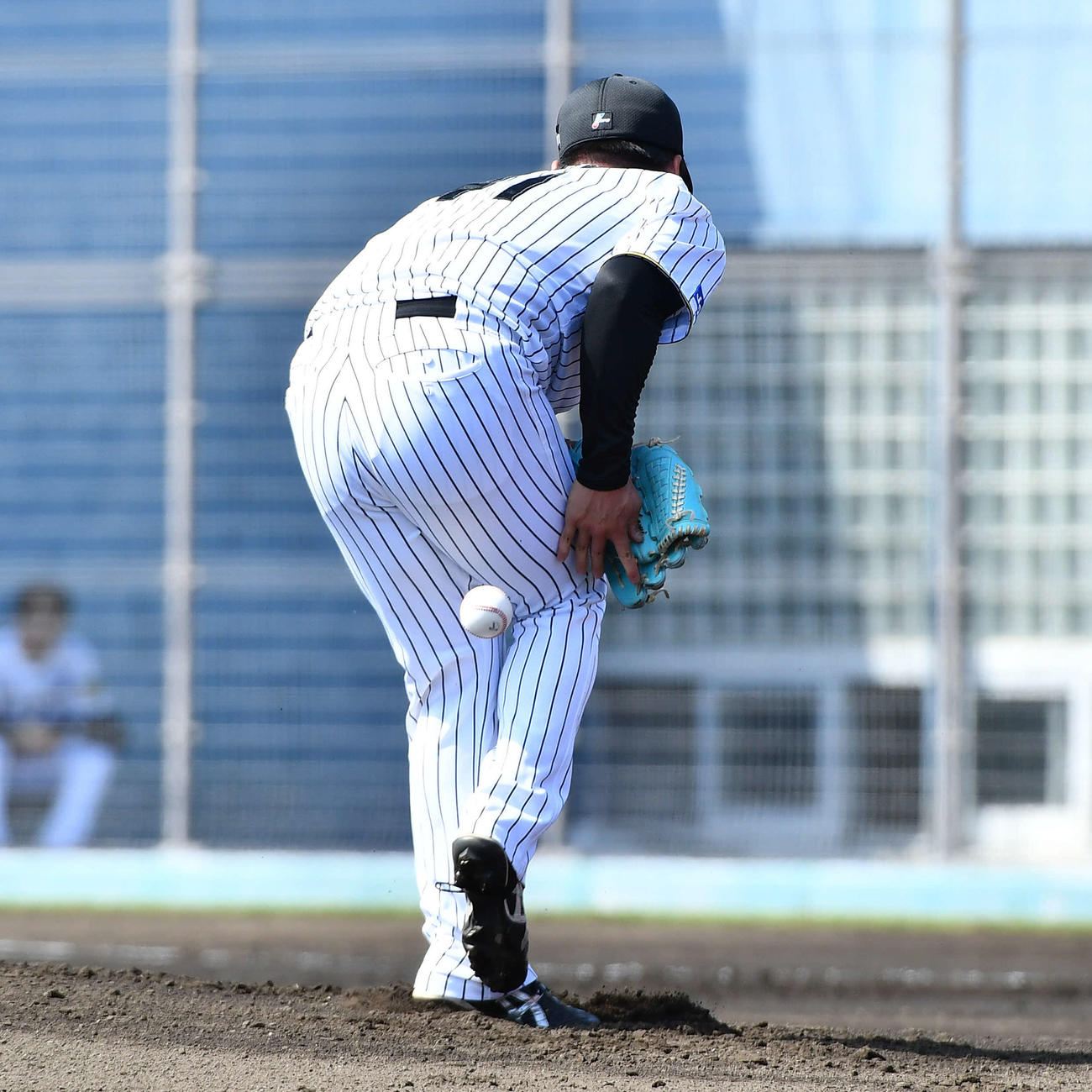 阪神対くふうハヤテ　1回表くふうハヤテ2死、仲村の投手返しを受ける村上（撮影・岩下翔太）