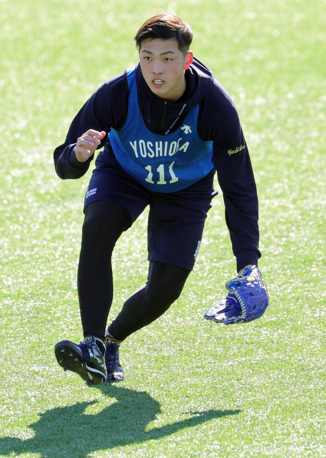 新人合同自主トレでノックを受けるDeNA吉岡暖（2025年1月撮影）