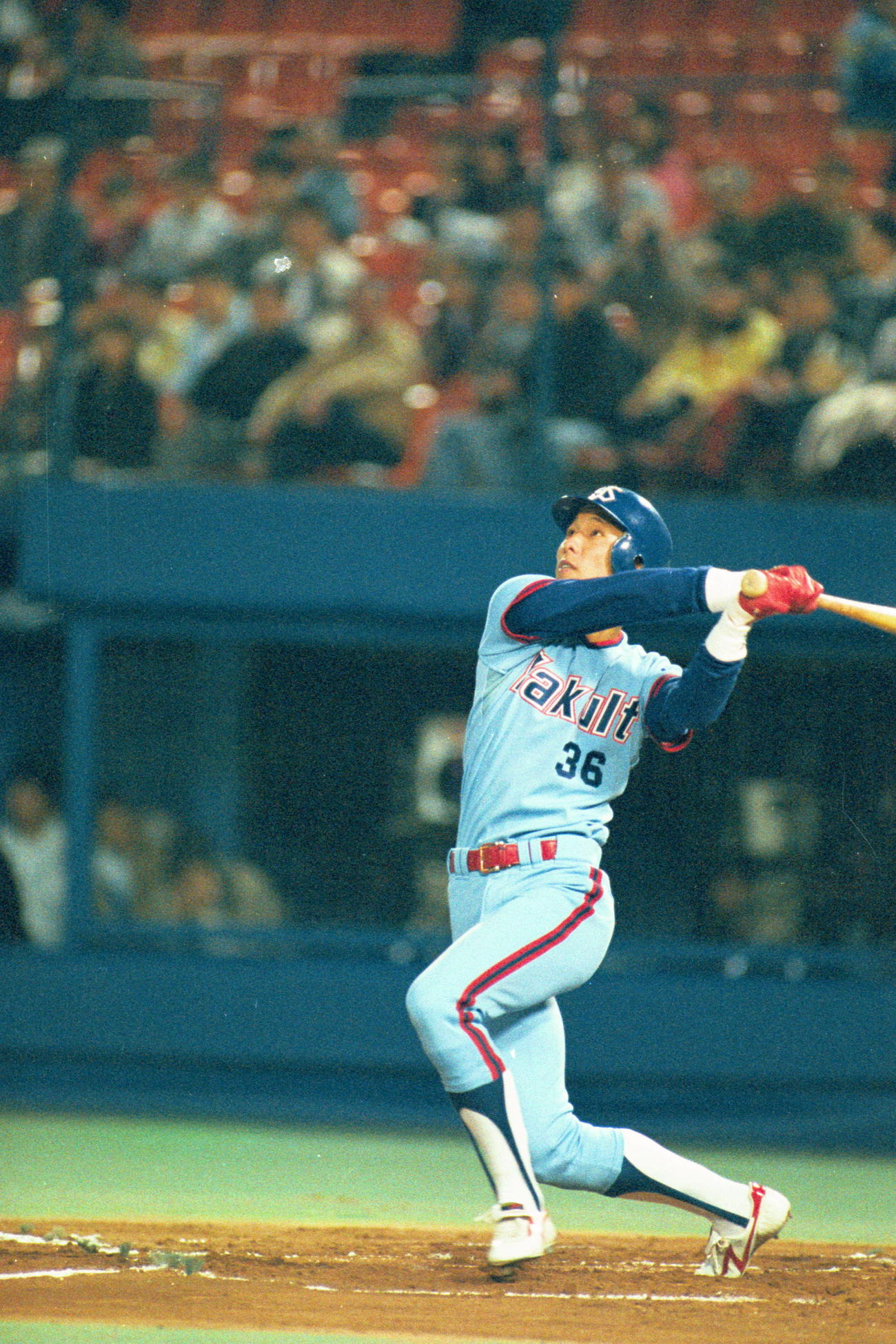 1989年4月14日の大洋戦で5号本塁打を放つ現役時代の池山隆寛新監督
