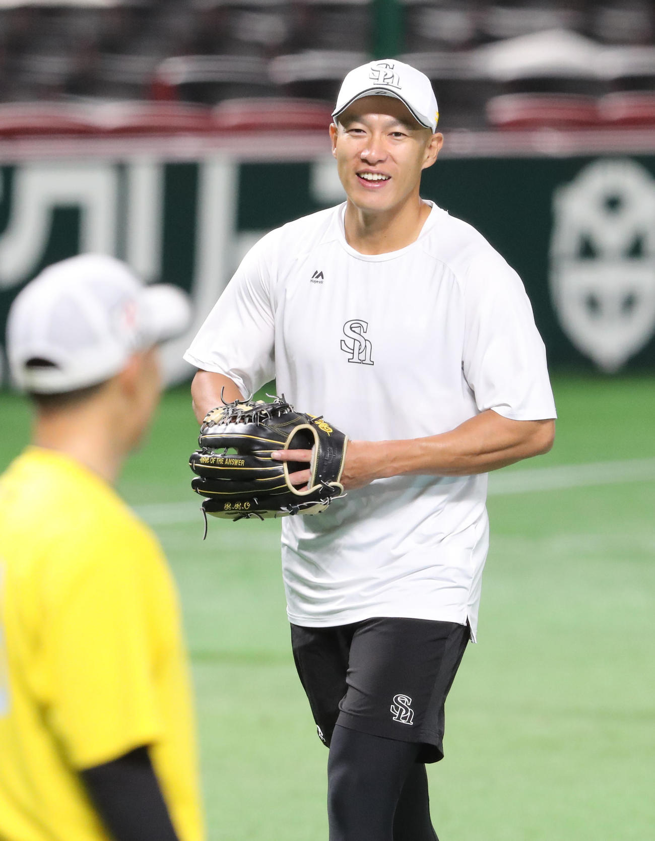 練習を終え笑顔を見せるソフトバンク柳田（撮影・梅根麻紀）
