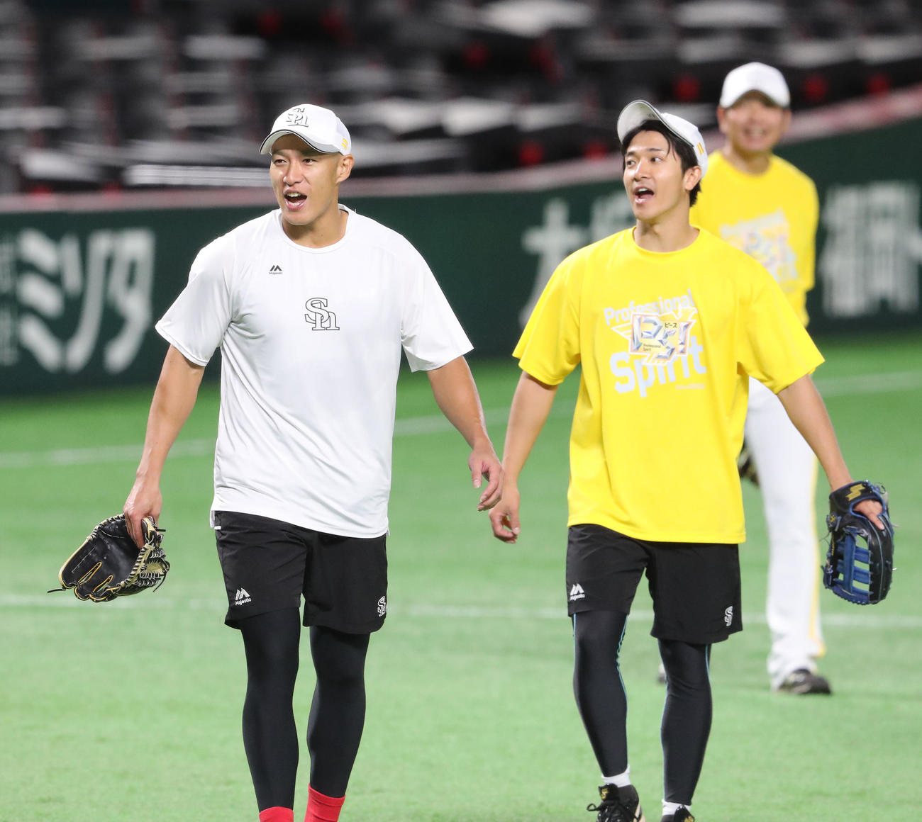練習を終え引きあげるソフトバンク柳田と柳町（右）（撮影・梅根麻紀）