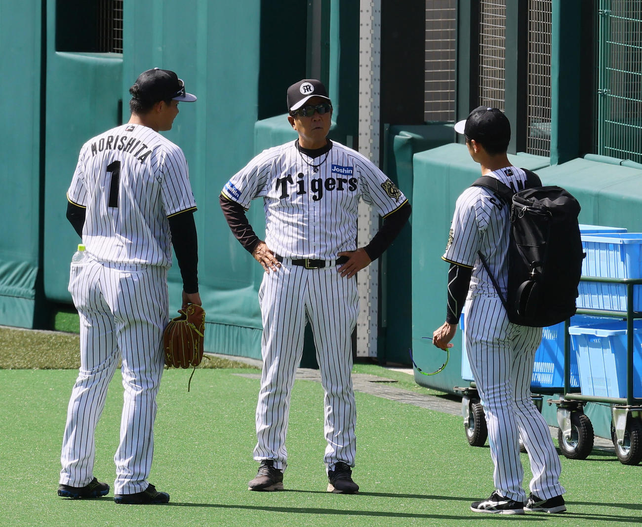森下（左）、近本と話しをする阪神平田2軍監督（中央）（撮影・藤尾明華）