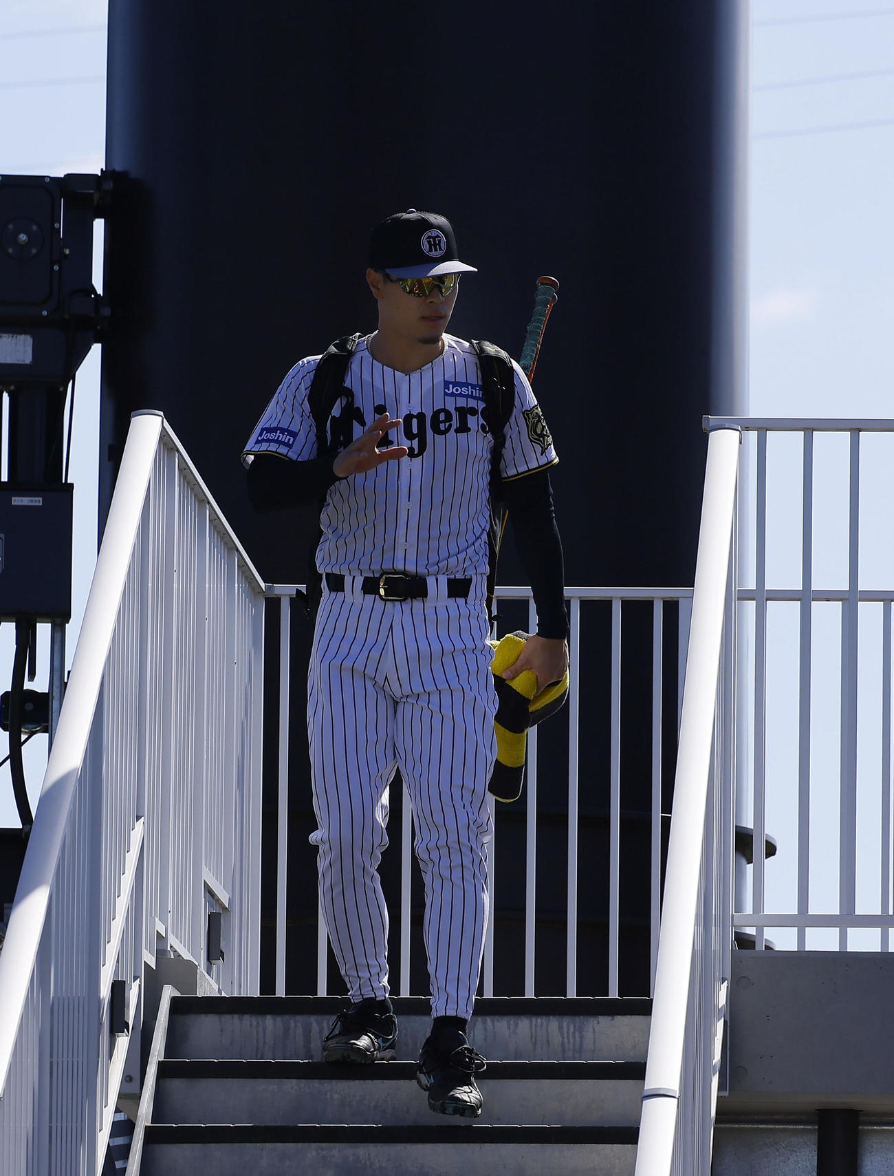 ファンの声援に応えながら、メイン球場に移動する阪神佐藤輝（撮影・藤尾明華）