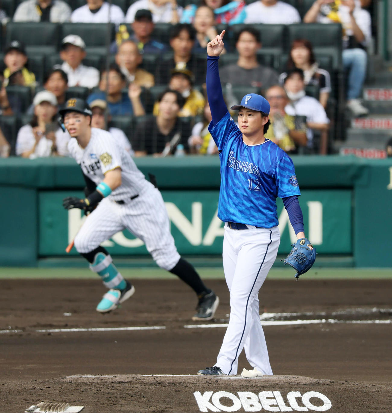 阪神対DeNA 1回裏阪神2死一塁、竹田は佐藤輝を右飛に仕留める（2025年9月20日撮影）