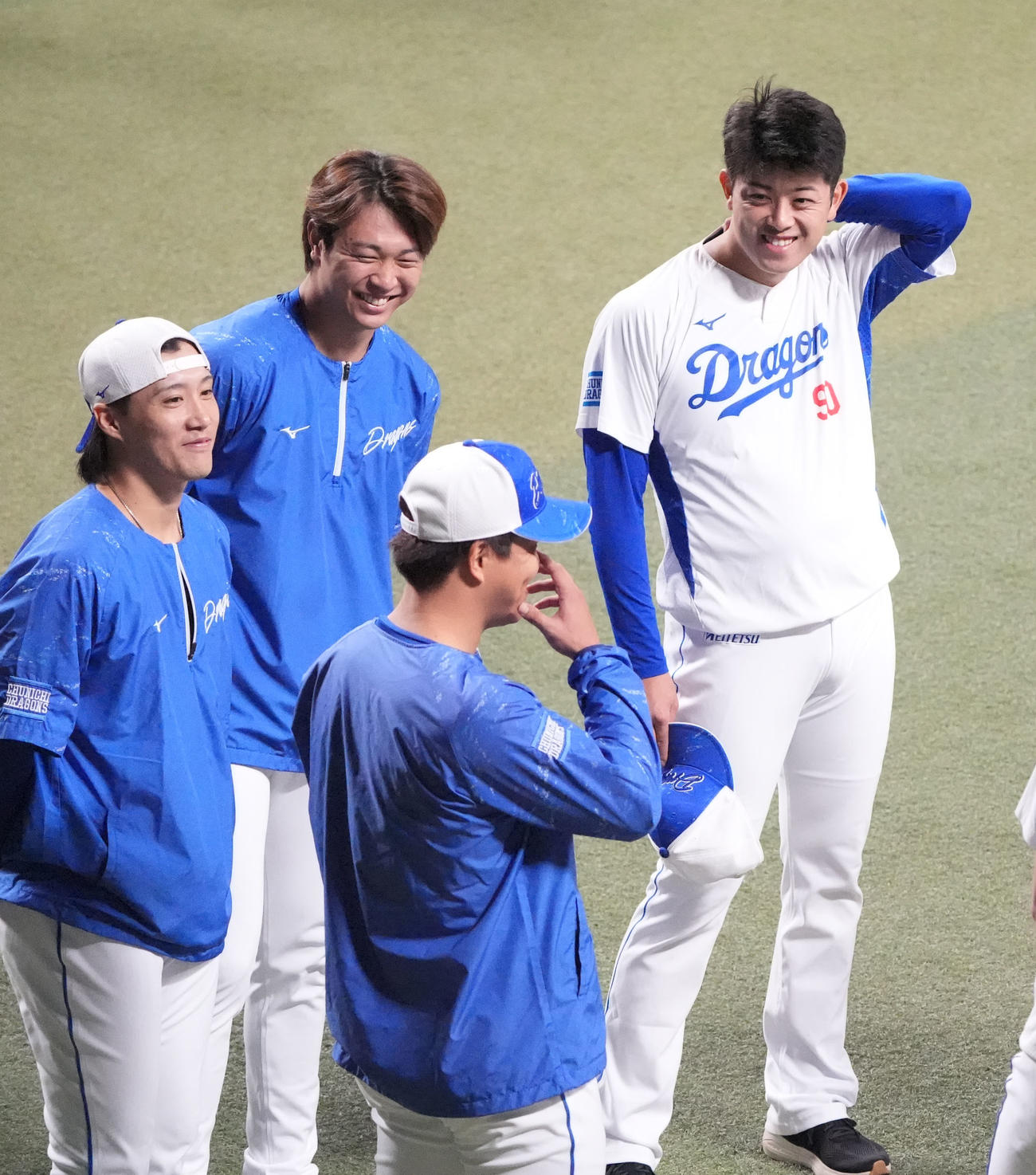 秋季練習初日、談笑する投手陣左から斎藤、高橋宏、柳、松山（撮影・森本幸一）