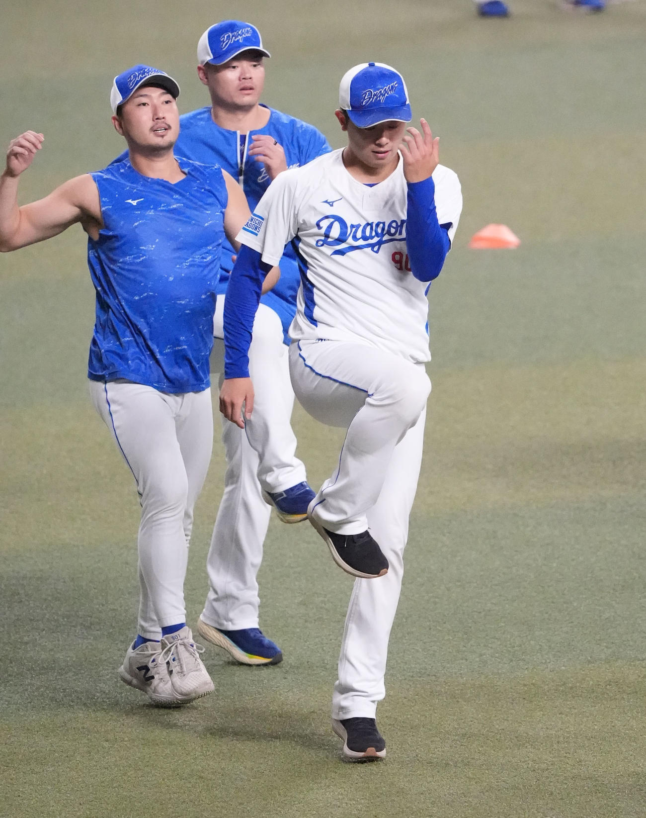 松山（右）は明るい表情で体をほぐす（撮影・森本幸一）