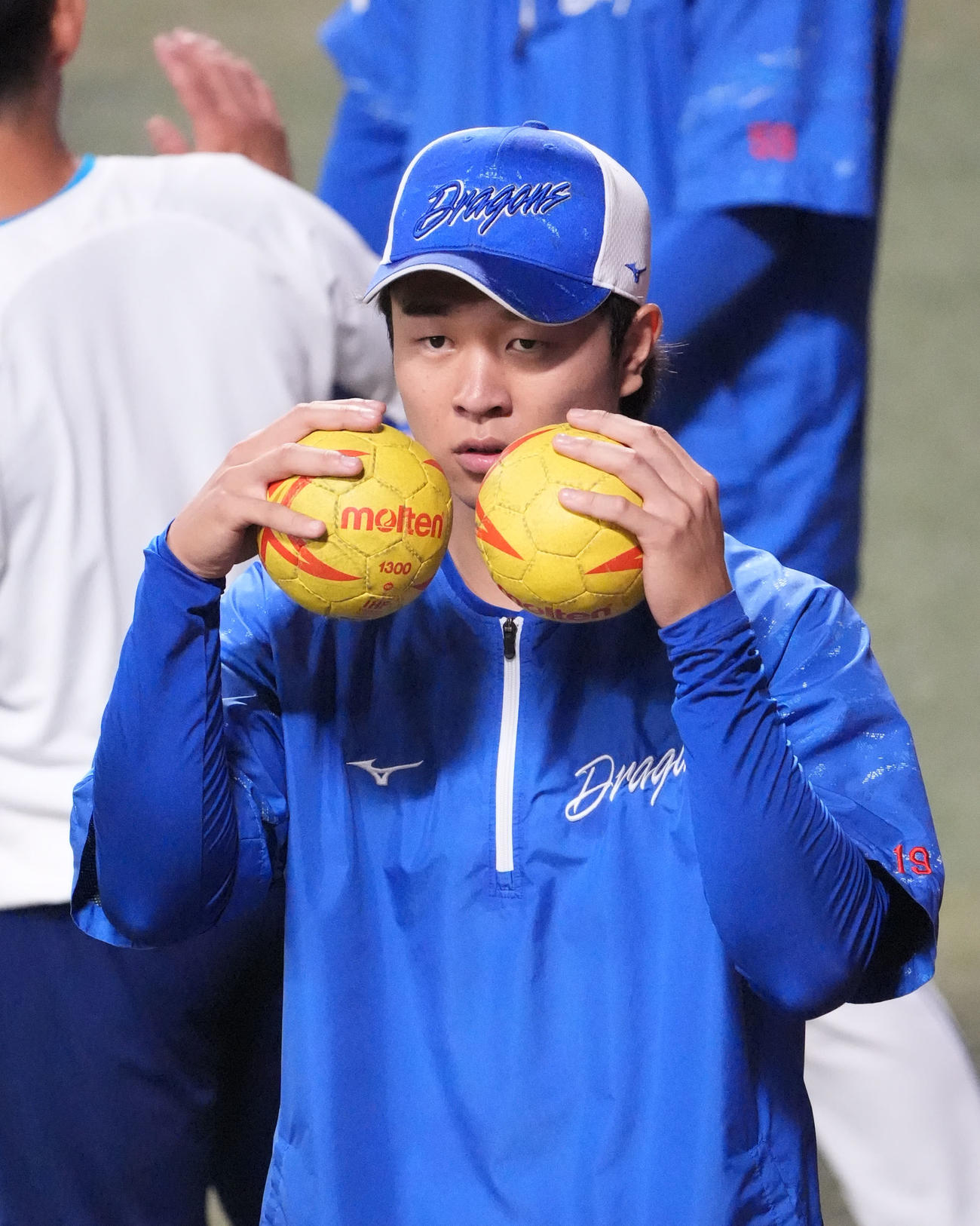 高橋宏はハンドボールのボールを手にトレーニングをする（撮影・森本幸一）