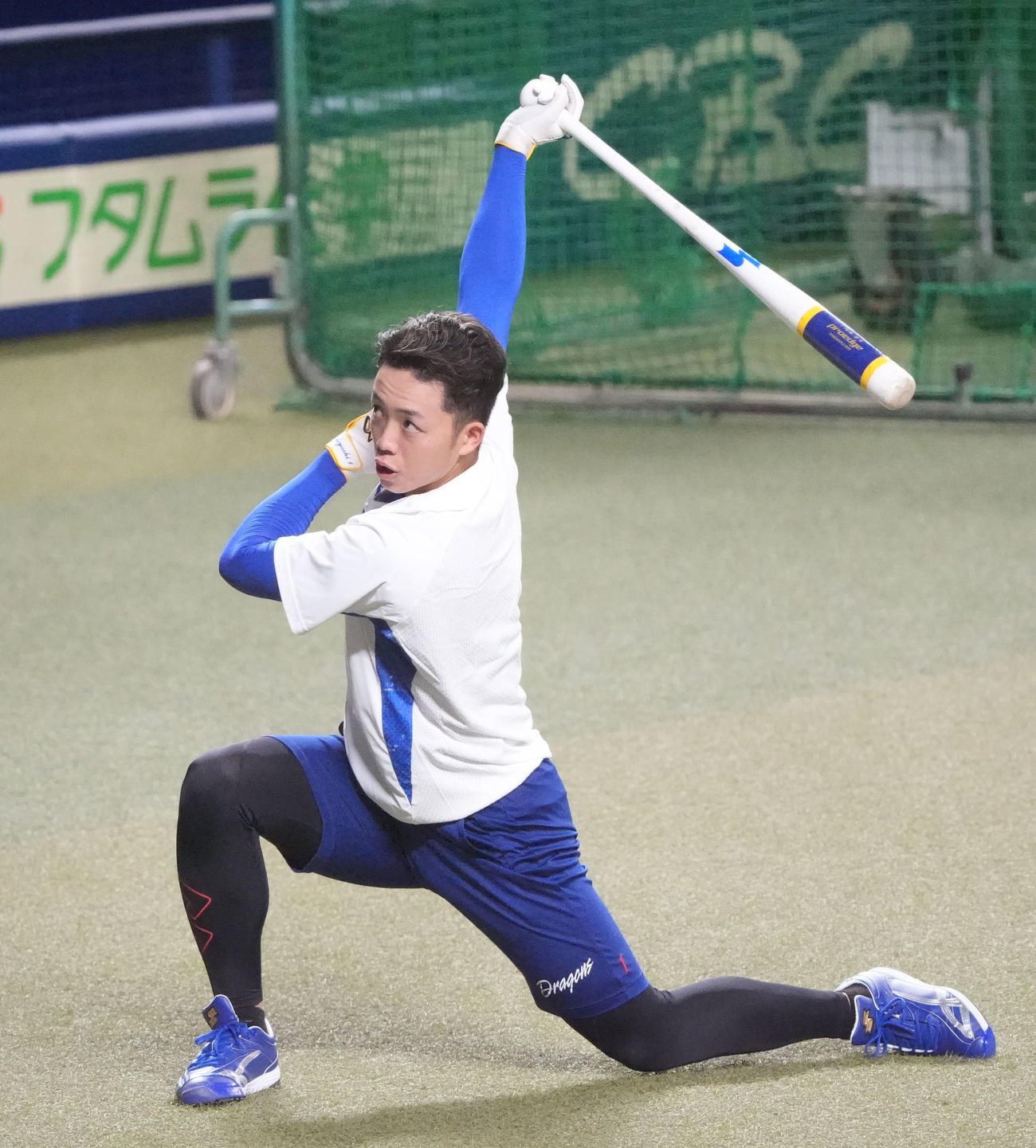 打撃練習をする岡林（撮影・森本幸一）