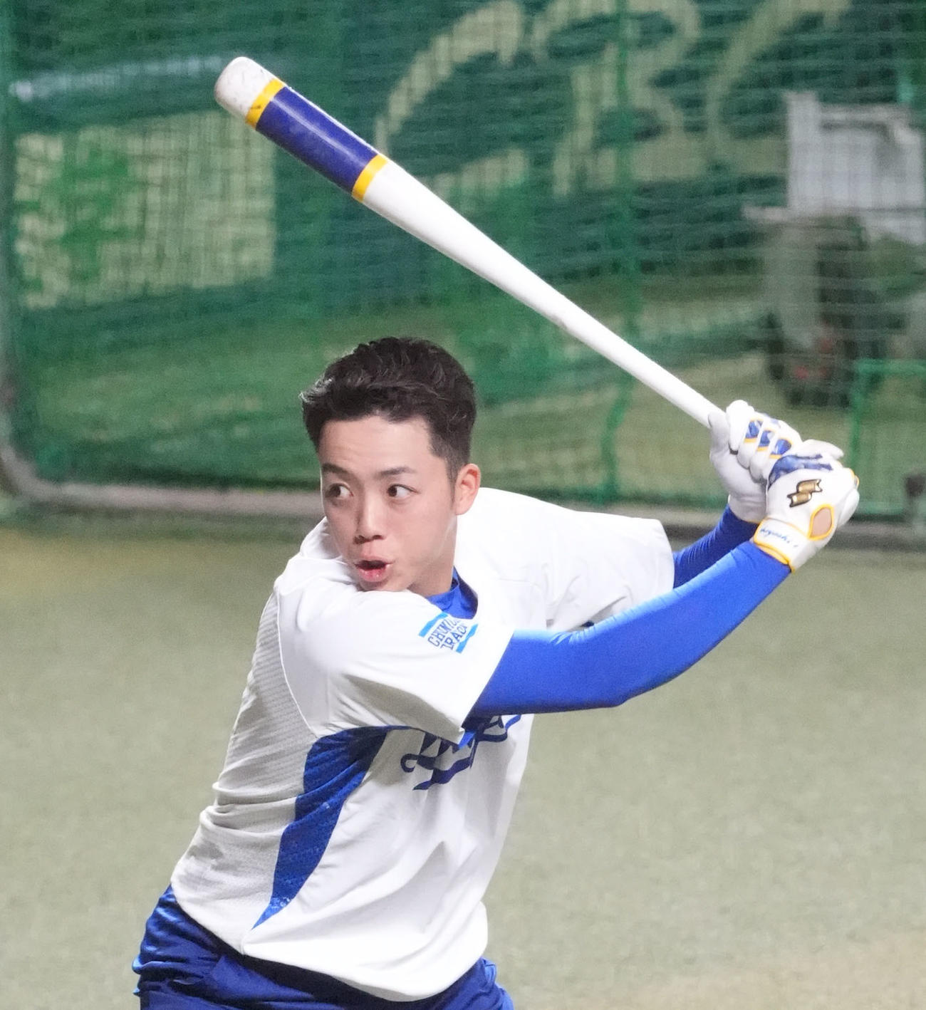 打撃練習をする岡林（撮影・森本幸一）