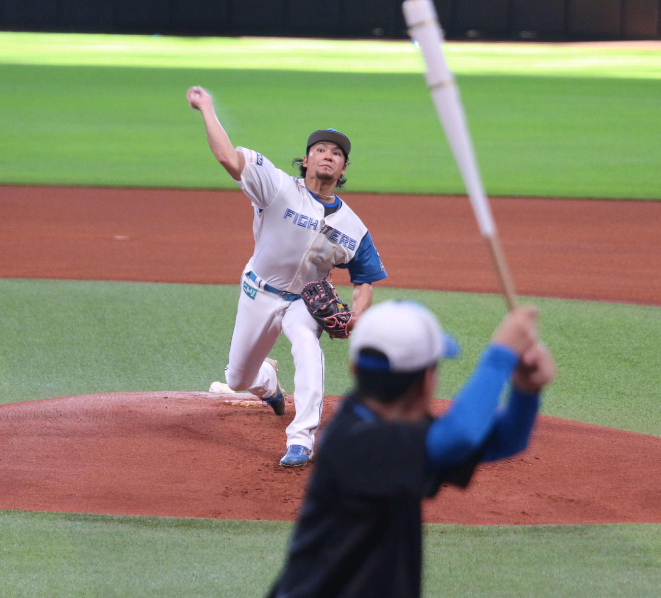 エスコンフィールドで先発投手練習に参加した日本ハム伊藤。打者は加藤投手コーチ（撮影・木下大輔）
