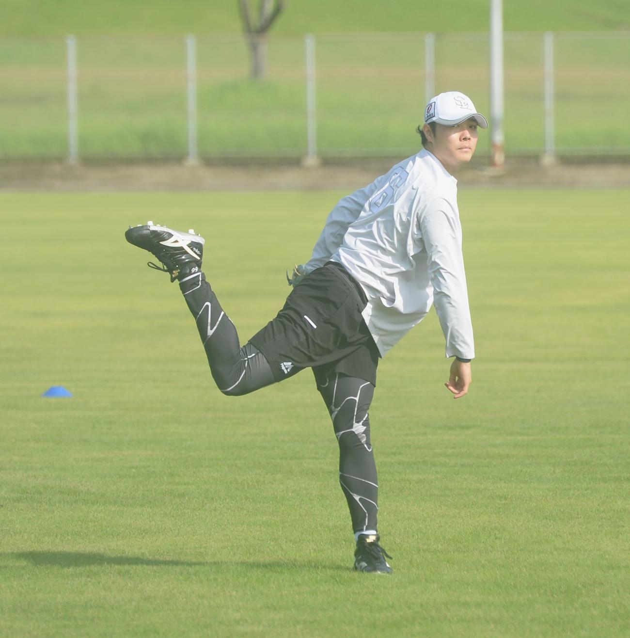 キャッチボールを行うソフトバンク松本裕（撮影・佐藤究）
