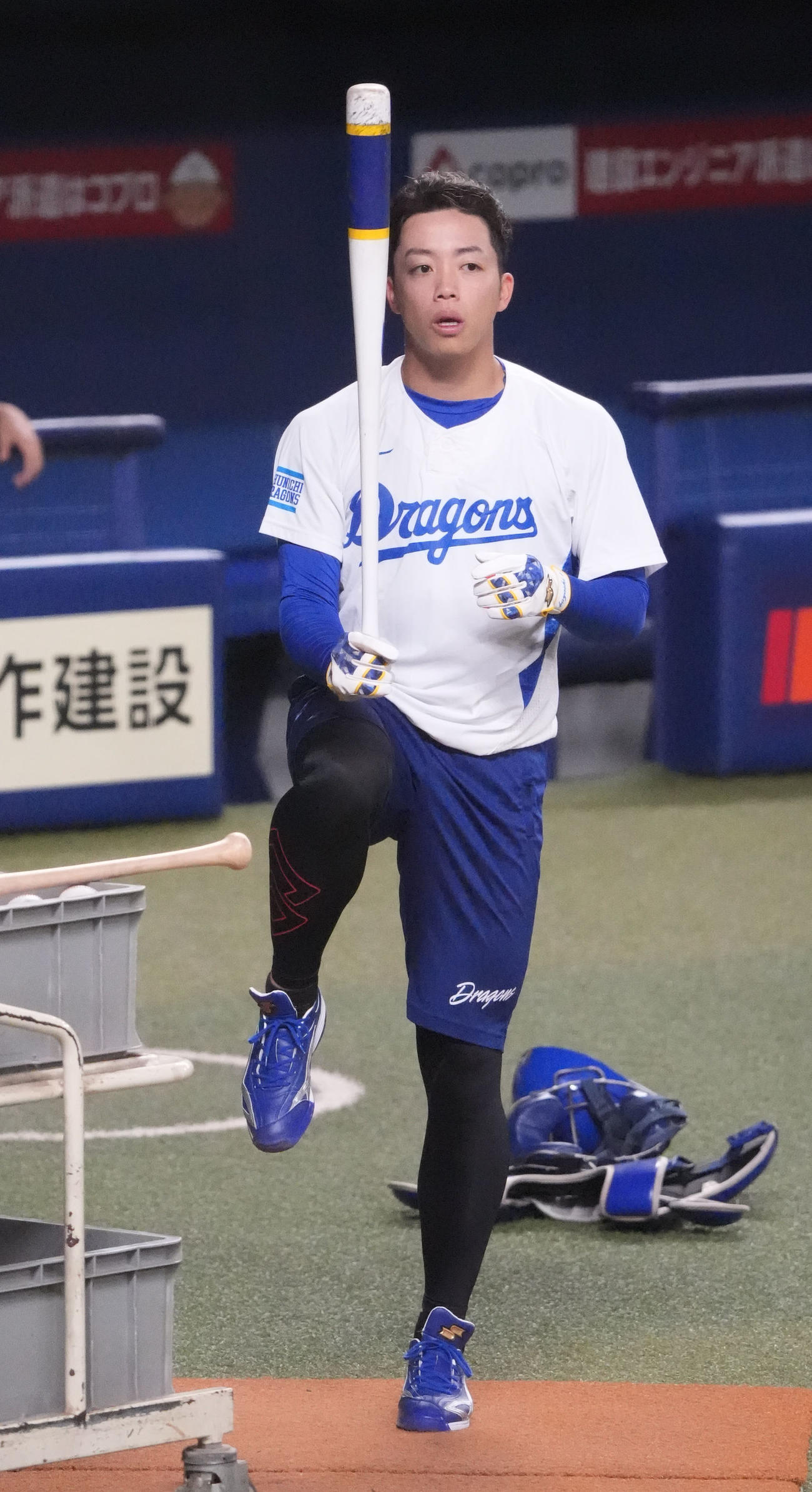 打撃練習をする岡林（撮影・森本幸一）