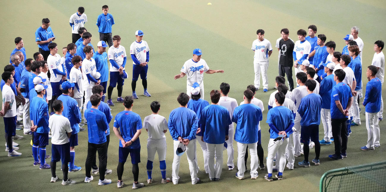 秋季練習初日、ナインを集め円陣中央で話をする井上監督（撮影・森本幸一）