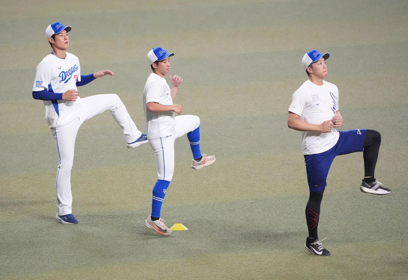 体をほぐす左から上林、田中、岡林（撮影・森本幸一）