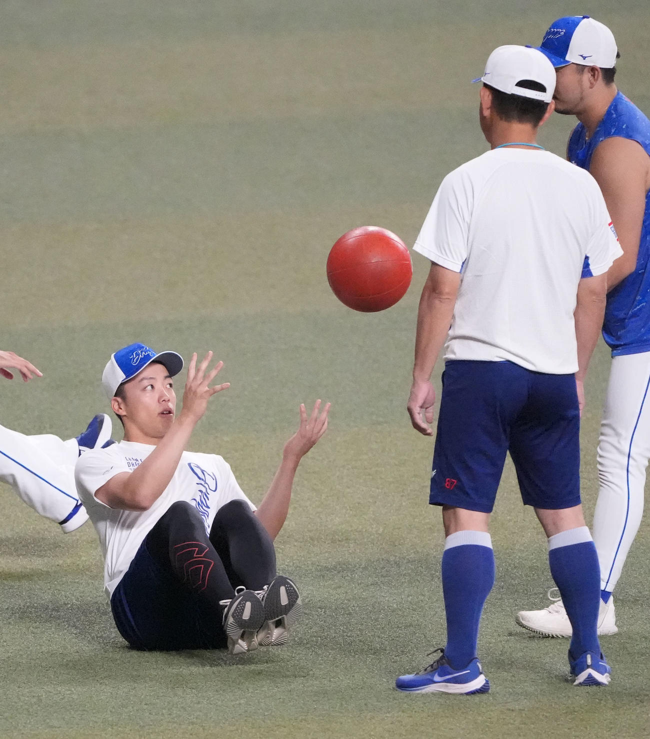 岡林（左）は重いボールを利用しトレーニングをする（撮影・森本幸一）