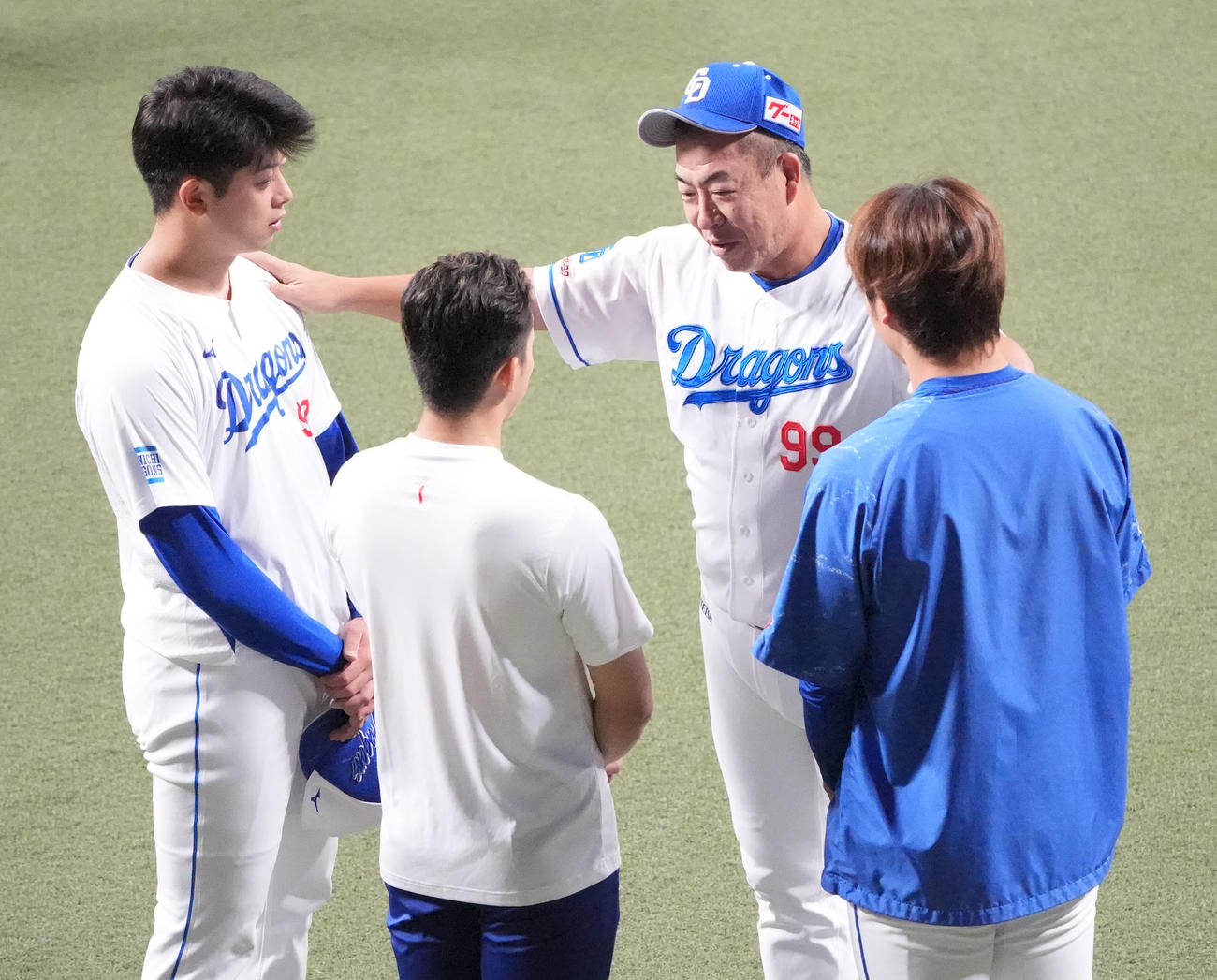 井上監督（右から2人目）は侍ジャパンに選出された松山、岡林、高橋宏らと話をする（撮影・森本幸一）