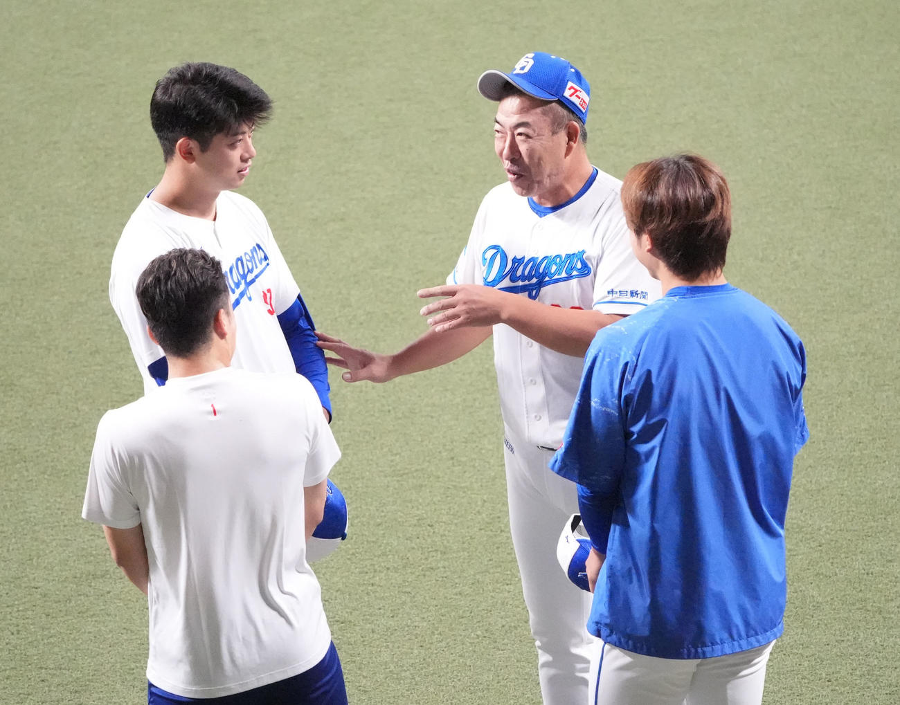 井上監督（右から2人目）は侍ジャパンに選出された松山、岡林、高橋宏らと話をする（撮影・森本幸一）