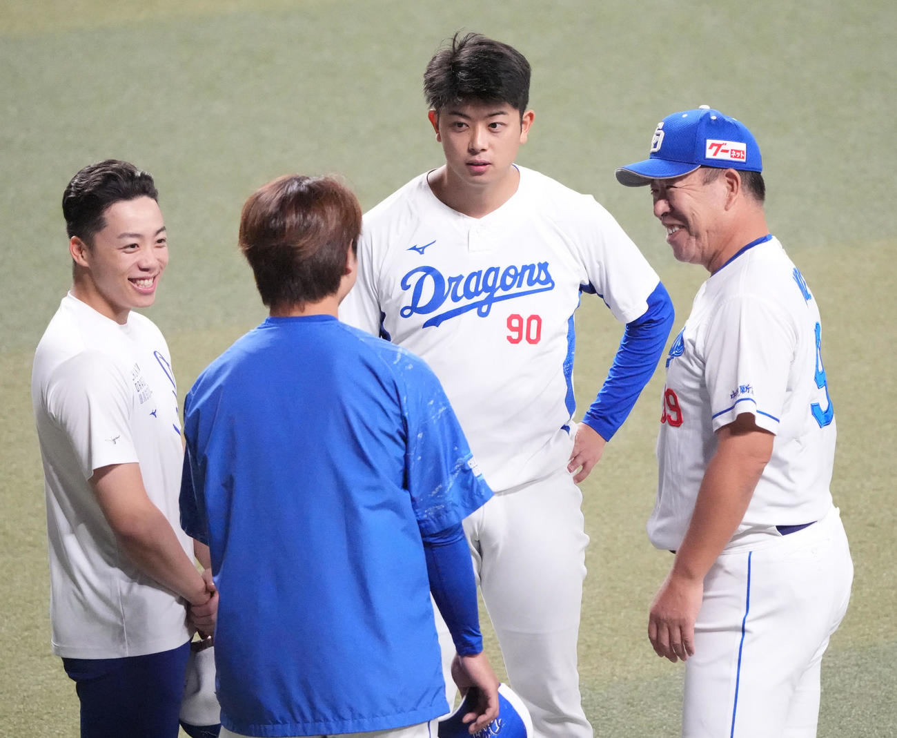 井上監督（右）は侍ジャパンに選出された岡林、高橋宏、松山らと話をする（撮影・森本幸一）