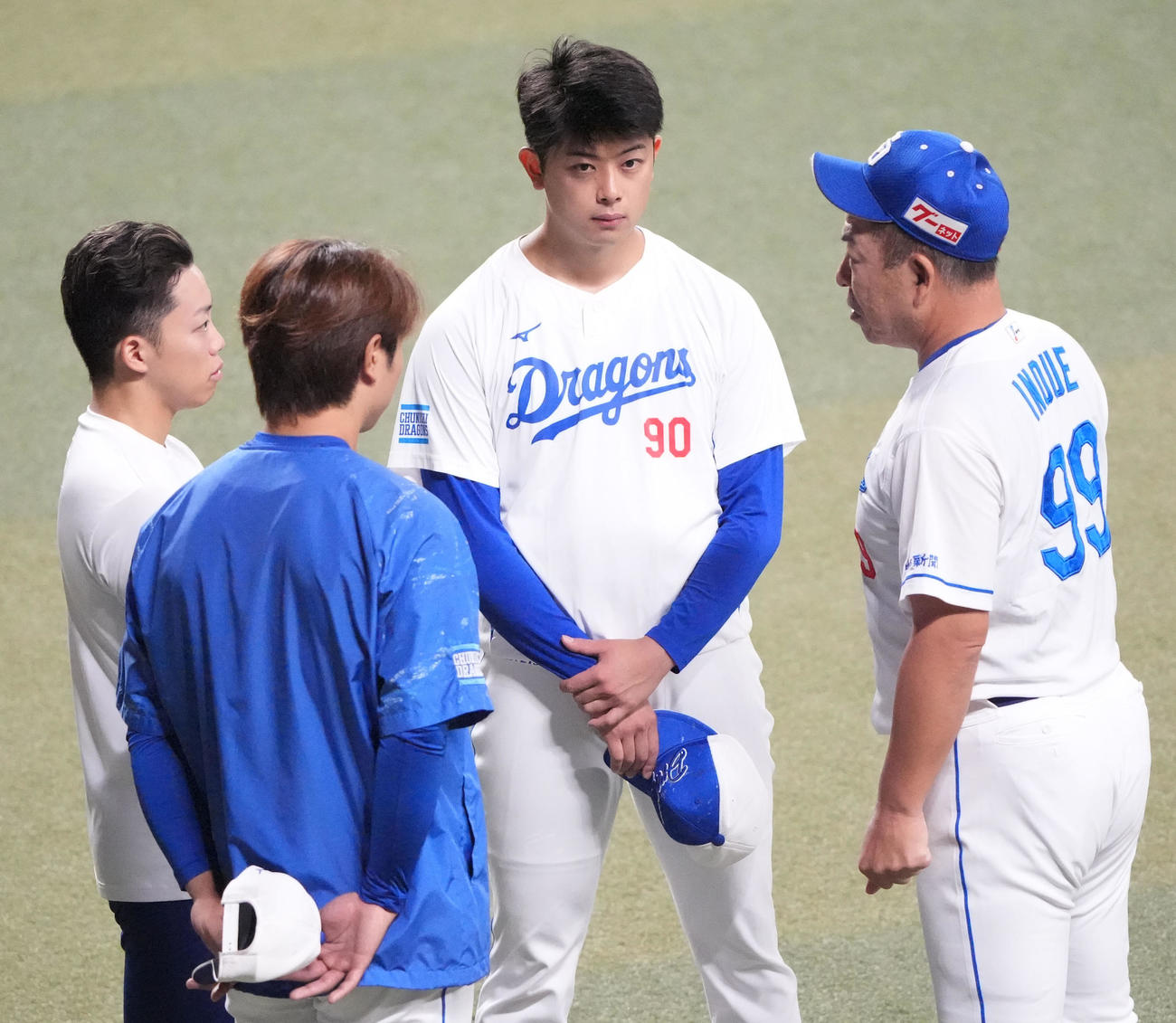 井上監督（右）は侍ジャパンに選出された岡林、高橋宏、松山らと話をする（撮影・森本幸一）